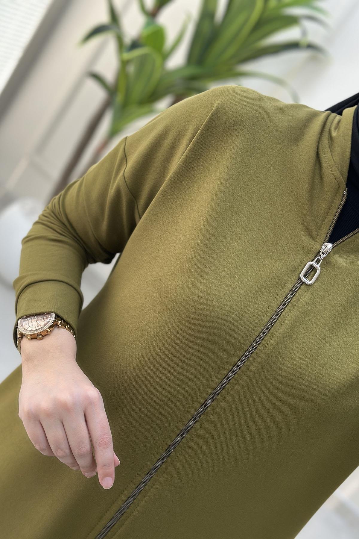 Tesettür Pantolonlu TakımDüşük Omuz Önü Fermuarlı Giyçık ve Pantolon Kadın İkili Takım Yağ Yeşili KADO 257306