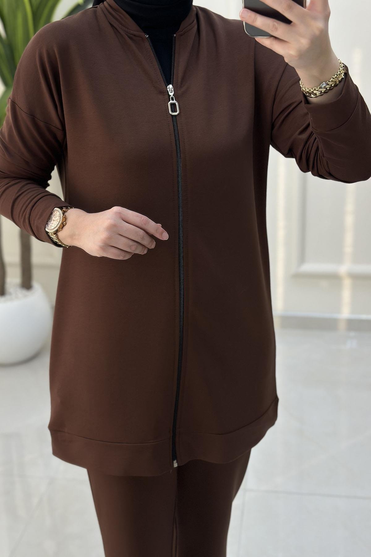 Tesettür Pantolonlu TakımDüşük Omuz Önü Fermuarlı Giyçık ve Pantolon Kadın İkili Takım Kahverengi KADO 257306