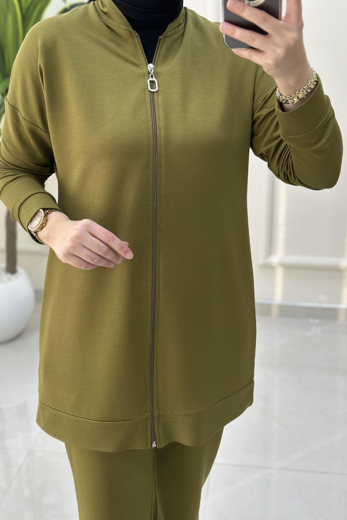 Tesettür Pantolonlu TakımDüşük Omuz Önü Fermuarlı Giyçık ve Pantolon Kadın İkili Takım Yağ Yeşili KADO 257306