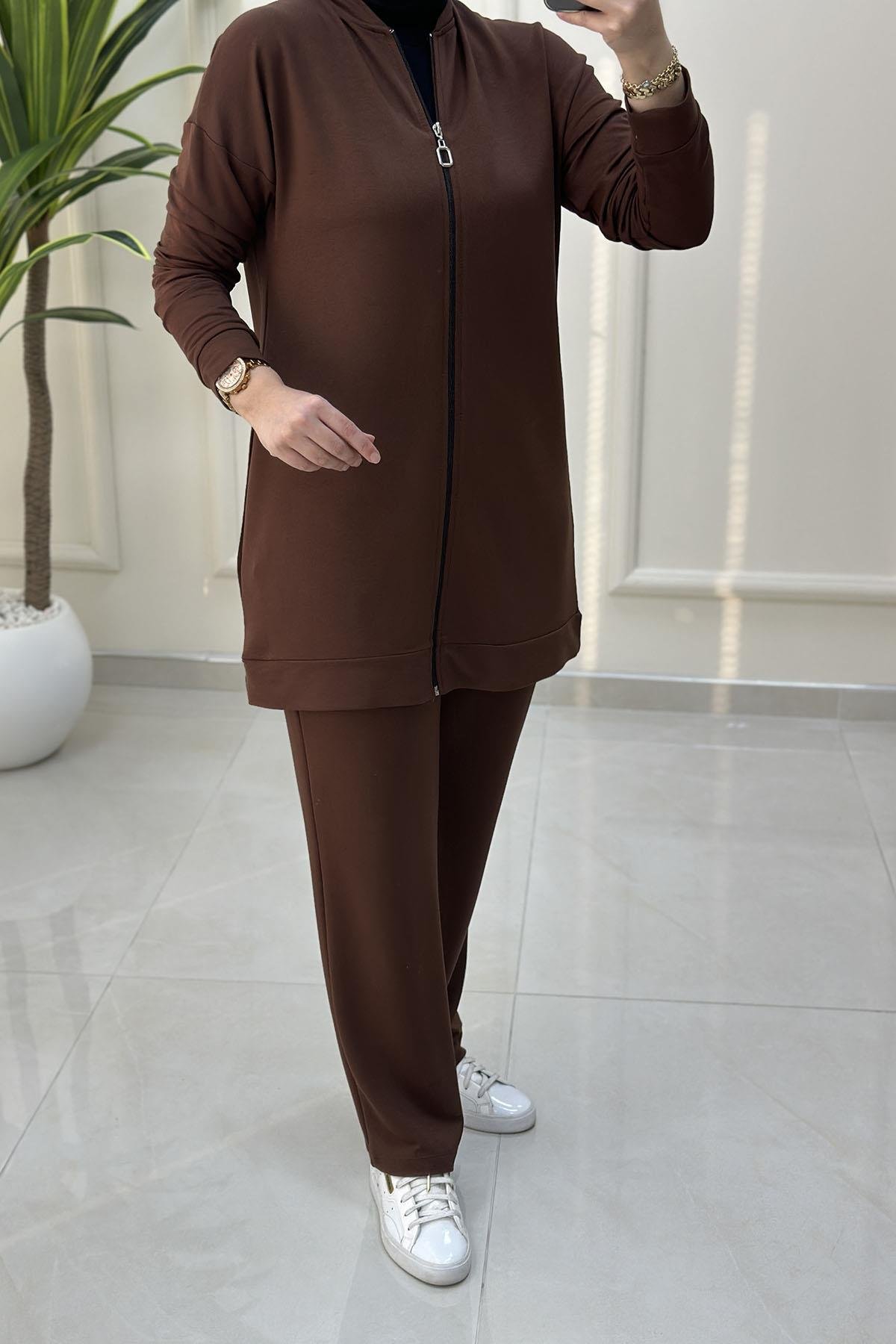Tesettür Pantolonlu TakımDüşük Omuz Önü Fermuarlı Giyçık ve Pantolon Kadın İkili Takım Kahverengi KADO 257306