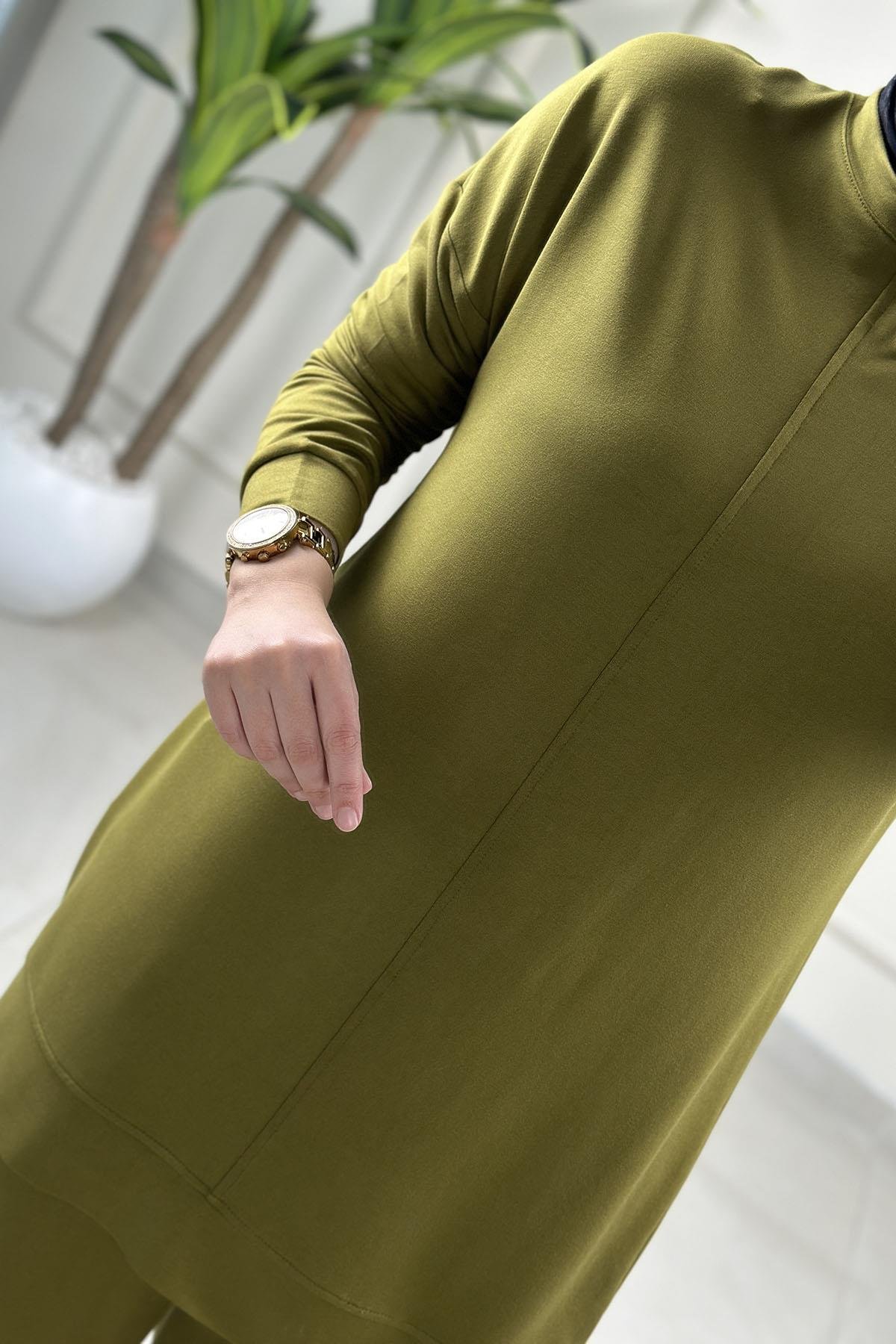 Tesettür Pantolonlu TakımDüşük Omuz Önü Dikiş Detaylı Tunik ve Pantolon Kadın İkili Takım Yağ Yeşili KADO 257316