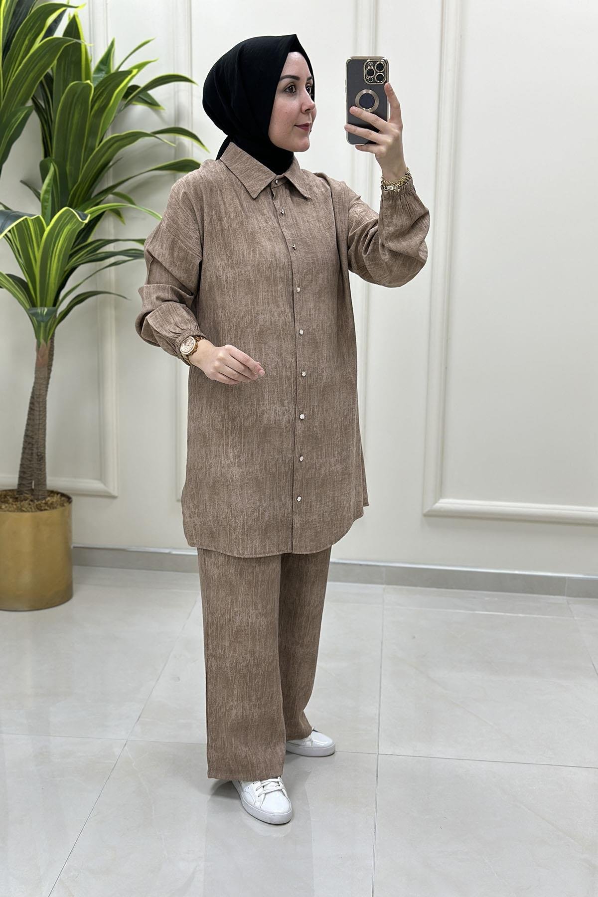 Tesettür Pantolonlu TakımDüşük Omuz Önü Düğmeli Tunik ve Pantolon Kadın İkili Takım Vizon KADO 251445