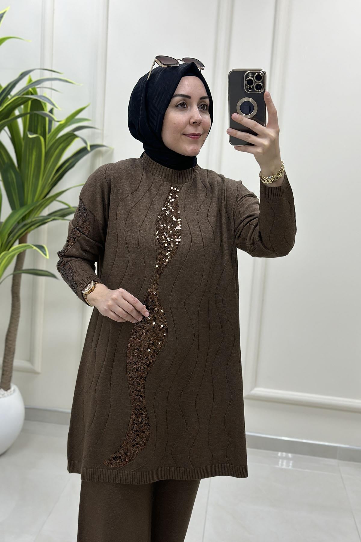 Tesettür Pantolonlu TakımDüşük Omuz Pulpayet Detaylı Tunik ve Pantolon Kadın Triko Takım Açık Kahverengi SFF 5158