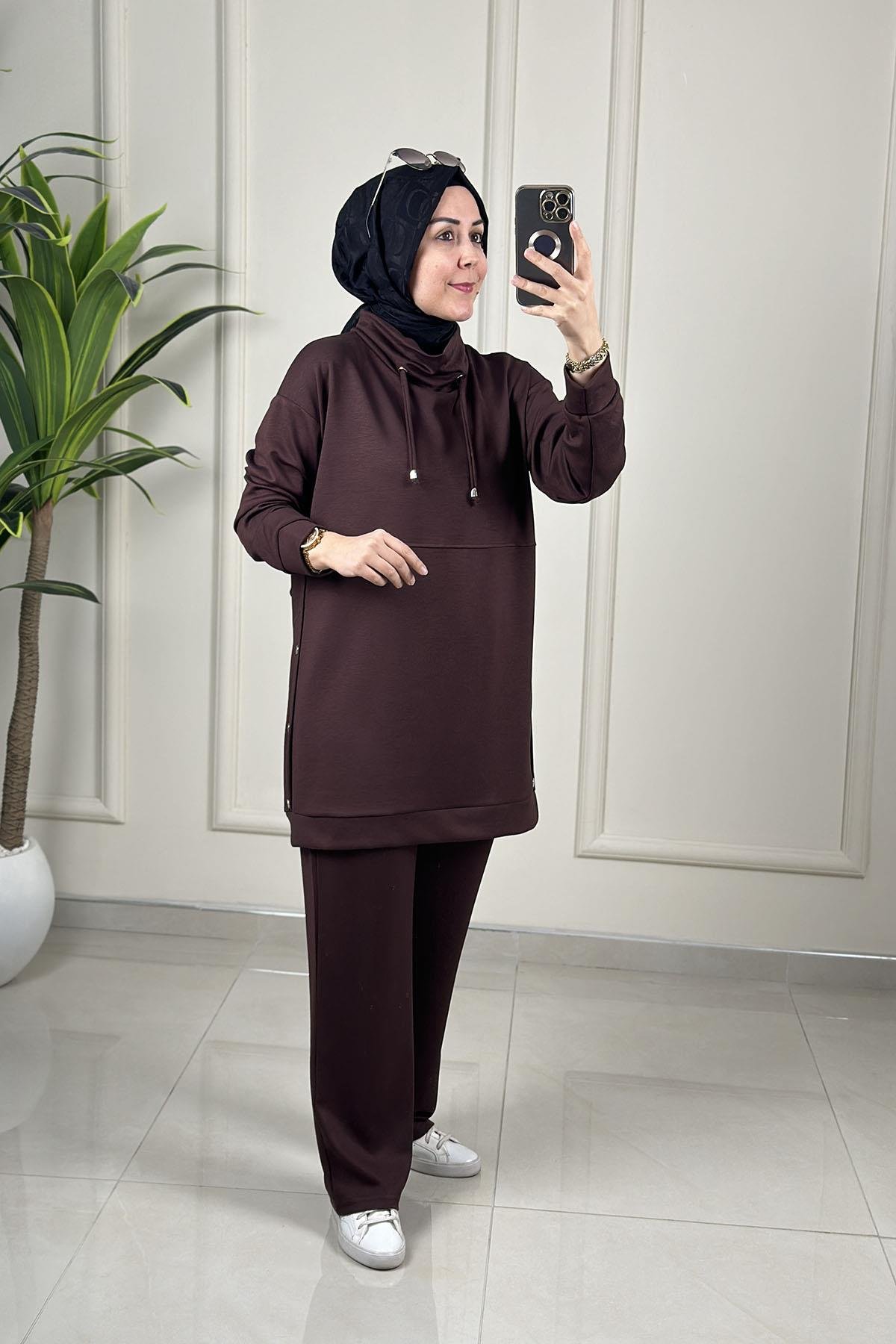 Tesettür Pantolonlu TakımDüşük Omuz Yanı Zımba Detaylı Tunik ve Pantolon Kadın İkili Takım Kahverengi GNR 227