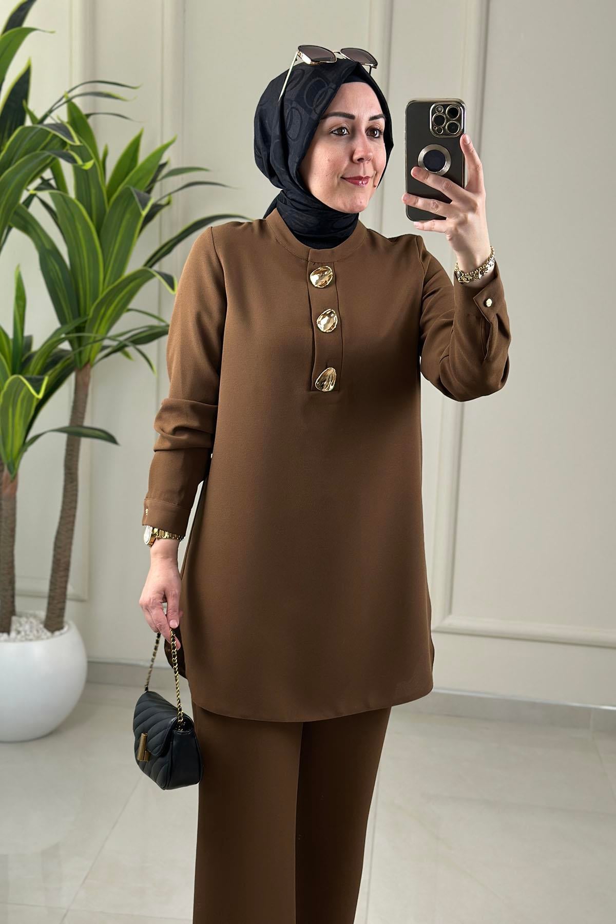 Tesettür Pantolonlu TakımGold Düğme Detaylı Tunik ve Pantolon Kadın İkili Takım Koyu Taba MLH 2625