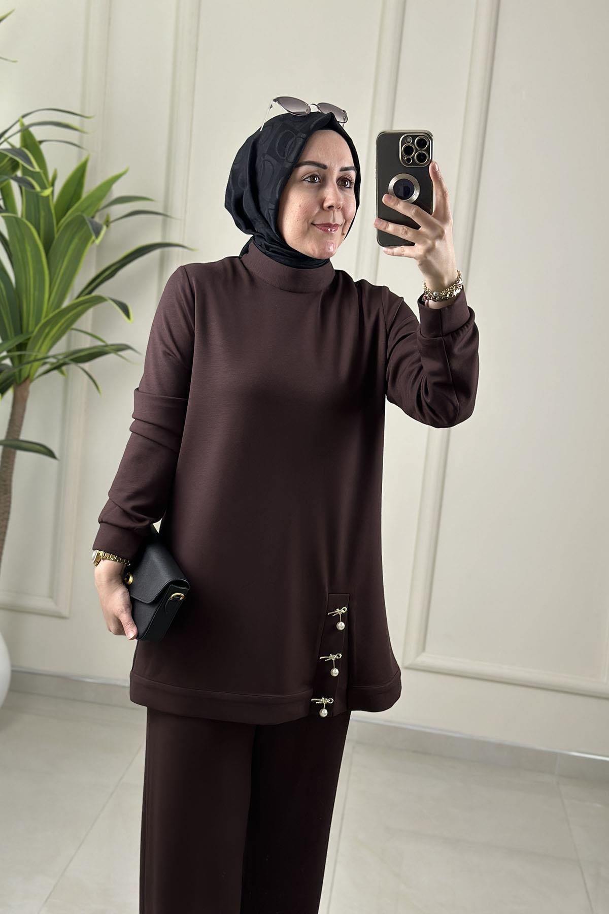 Tesettür Pantolonlu TakımHakim Yaka Yırtmaç Broş Detaylı Tunik ve Pantolon Kadın İkili Takım Kahverengi MLH 2649