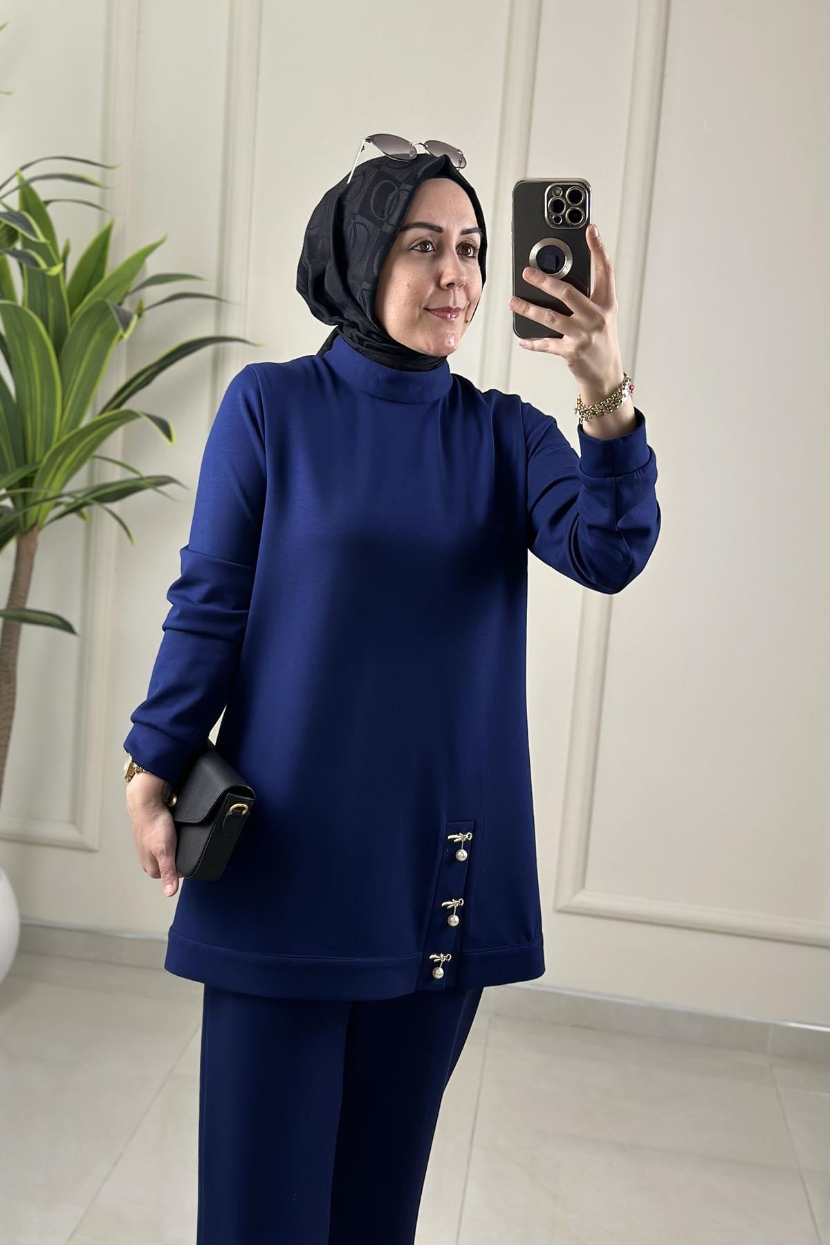 Tesettür Pantolonlu TakımHakim Yaka Yırtmaç Broş Detaylı Tunik ve Pantolon Kadın İkili Takım Saks Mavisi MLH 2649