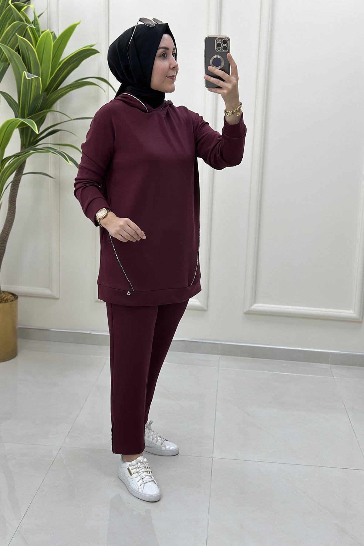 Tesettür Pantolonlu TakımKapüşon ve Önü Taş Biye Detaylı Tunik ve Pantolon Kadın İkili Takım Bordo ARM 603