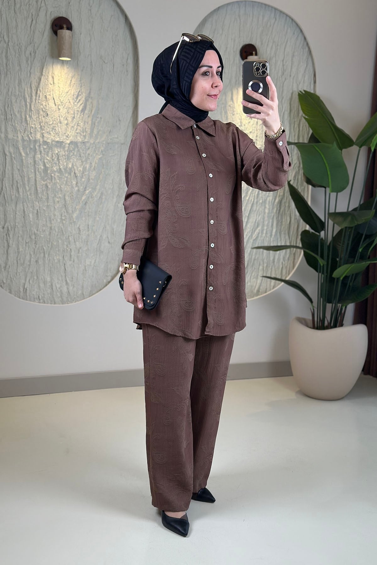 Tesettür Pantolonlu TakımKendinden Desenli Önü Düğmeli Tunik ve Pantolon Kadın İkili Takım Kahverengi KADO 263170