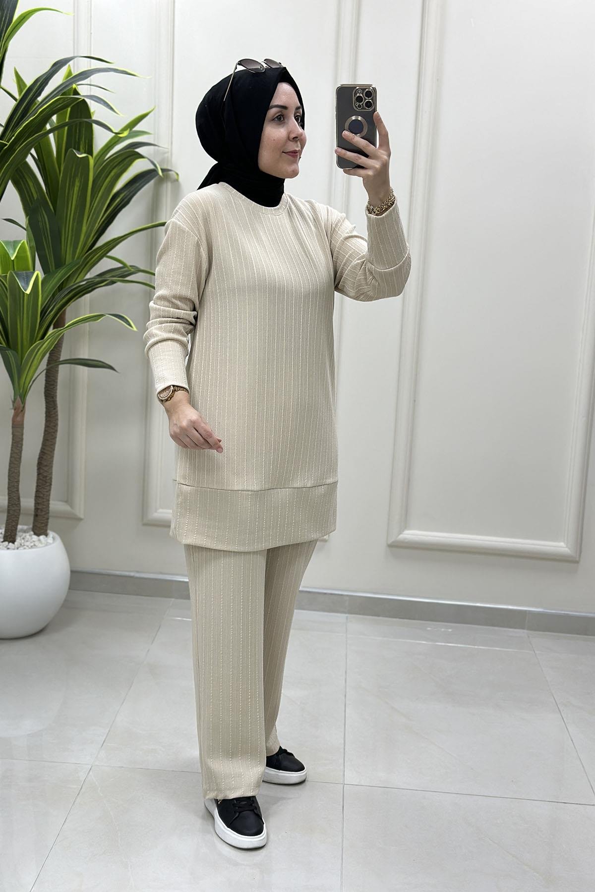 Tesettür Pantolonlu TakımKendinden Desenli Düşük Omuz Tunik ve Pantolon Kadın İkili Takım Bej KADO 257717