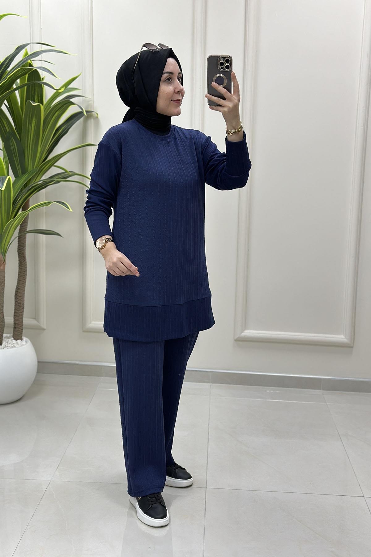 Tesettür Pantolonlu TakımKendinden Desenli Düşük Omuz Tunik ve Pantolon Kadın İkili Takım Lacivert KADO 257717