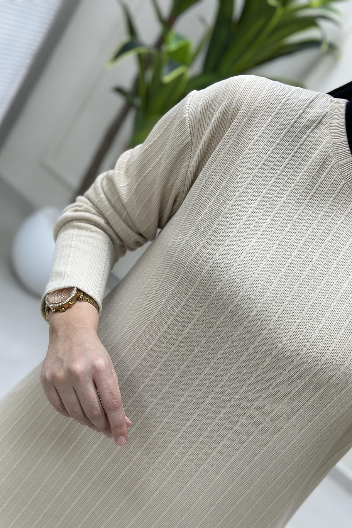 Tesettür Pantolonlu TakımKendinden Desenli Düşük Omuz Tunik ve Pantolon Kadın İkili Takım Bej KADO 257717