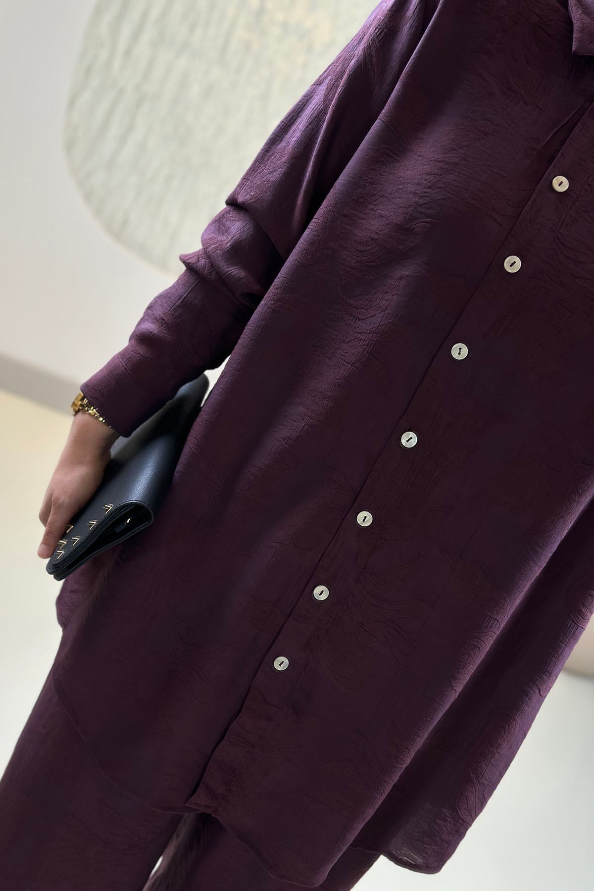 Tesettür Pantolonlu TakımKendinden Desenli Önü Düğmeli Tunik ve Pantolon Kadın İkili Takım Mürdüm KADO 263170