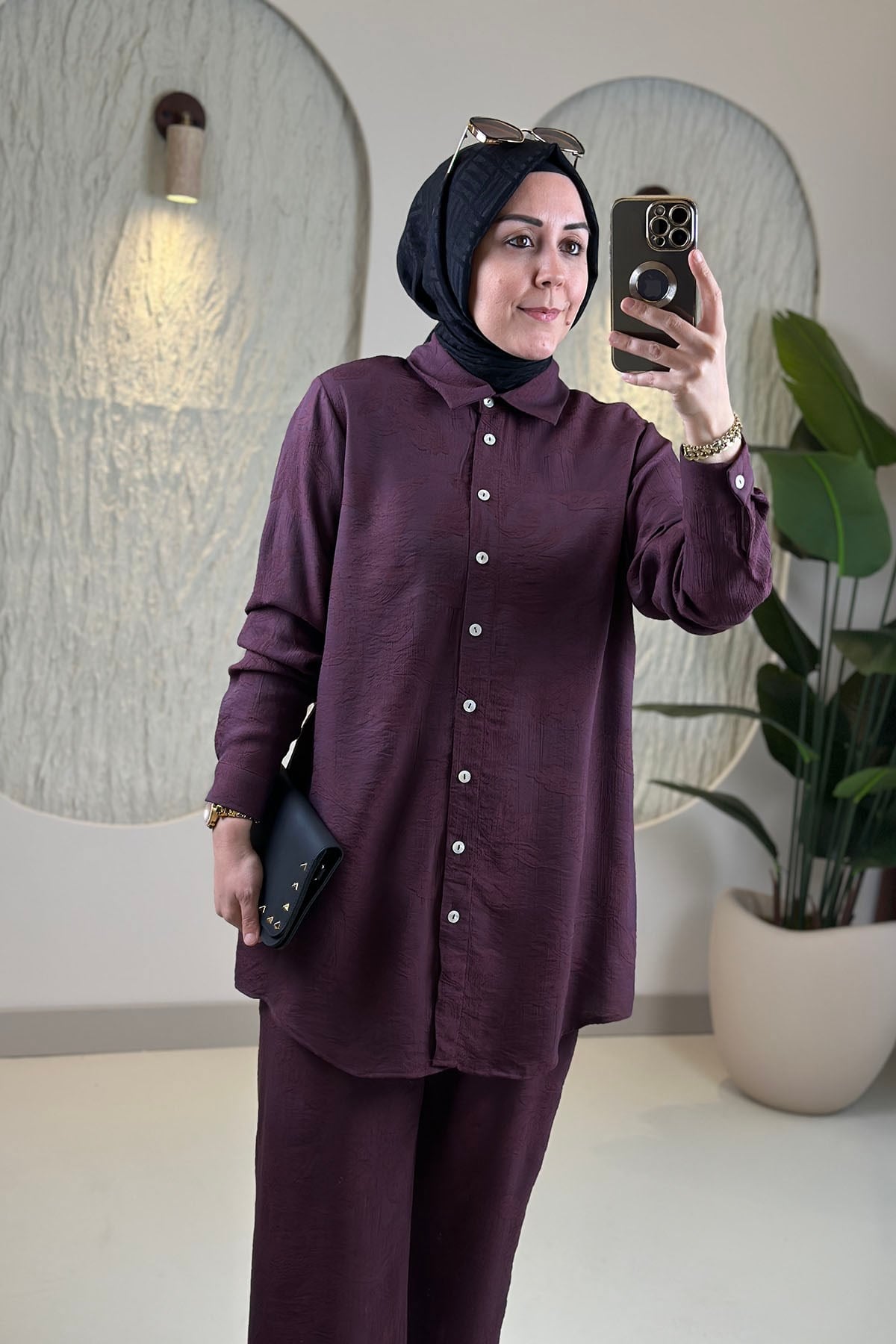 Tesettür Pantolonlu TakımKendinden Desenli Önü Düğmeli Tunik ve Pantolon Kadın İkili Takım Mürdüm KADO 263170