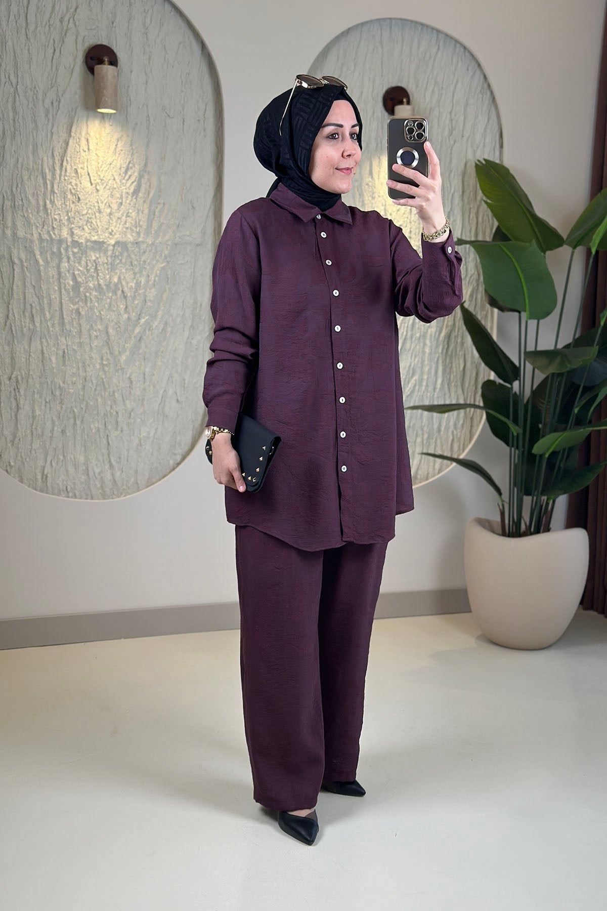 Tesettür Pantolonlu TakımKendinden Desenli Önü Düğmeli Tunik ve Pantolon Kadın İkili Takım Mürdüm KADO 263170
