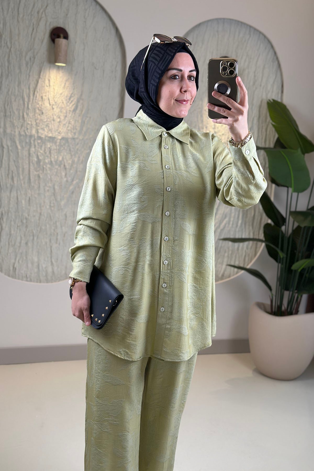 Tesettür Pantolonlu TakımKendinden Desenli Önü Düğmeli Tunik ve Pantolon Kadın İkili Takım Yeşil KADO 263170