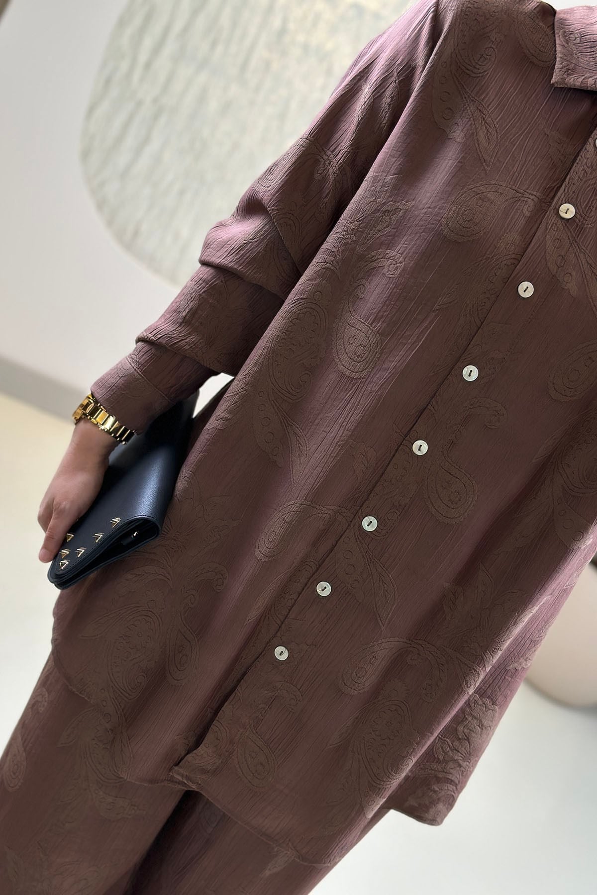 Tesettür Pantolonlu TakımKendinden Desenli Önü Düğmeli Tunik ve Pantolon Kadın İkili Takım Kahverengi KADO 263170