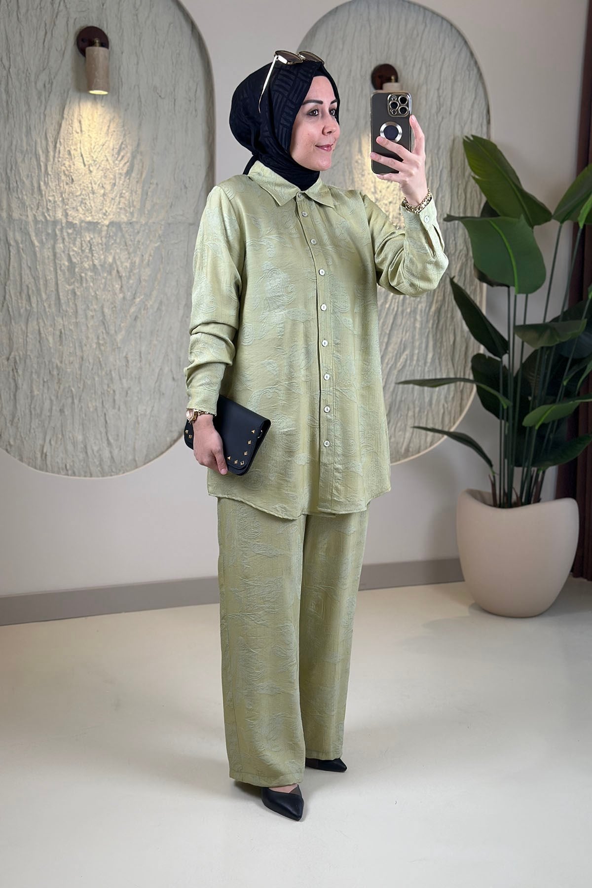 Tesettür Pantolonlu TakımKendinden Desenli Önü Düğmeli Tunik ve Pantolon Kadın İkili Takım Yeşil KADO 263170