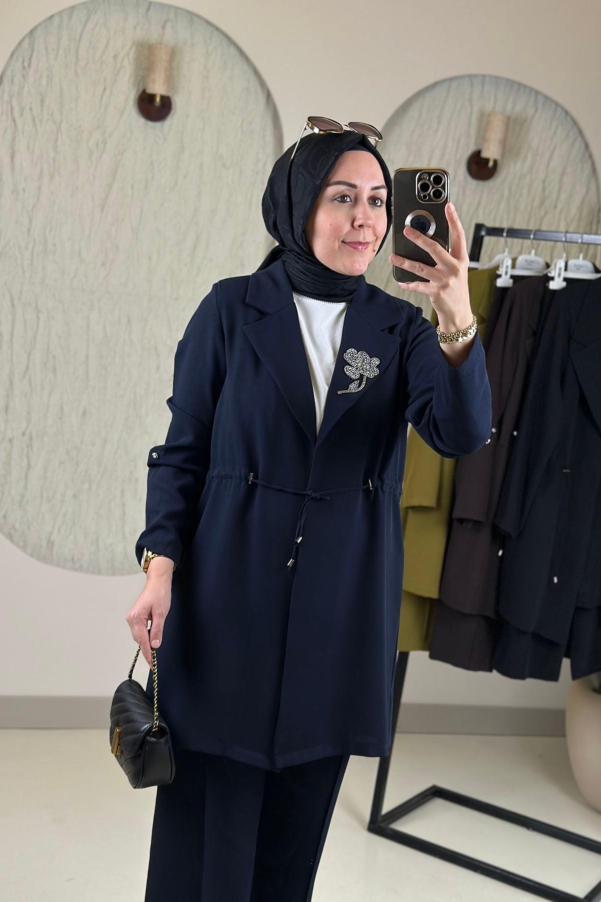 Tesettür Pantolonlu TakımKrep Kruvaze Yaka Aksesuarlı Ceket ve Pantolon Kadın İkili Takım Lacivert MLH 2804