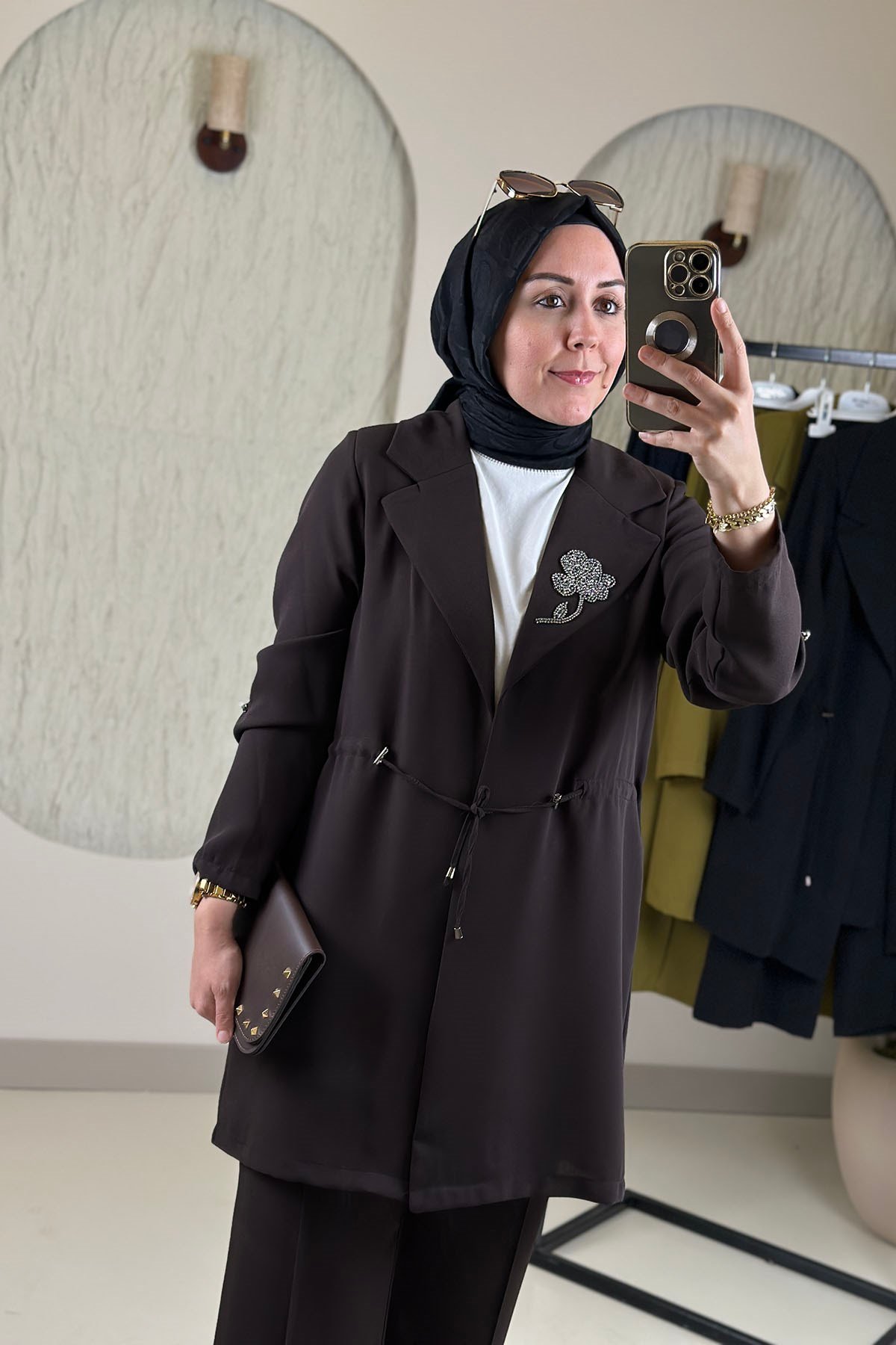 Tesettür Pantolonlu TakımKrep Kruvaze Yaka Aksesuarlı Ceket ve Pantolon Kadın İkili Takım Kahverengi MLH 2804