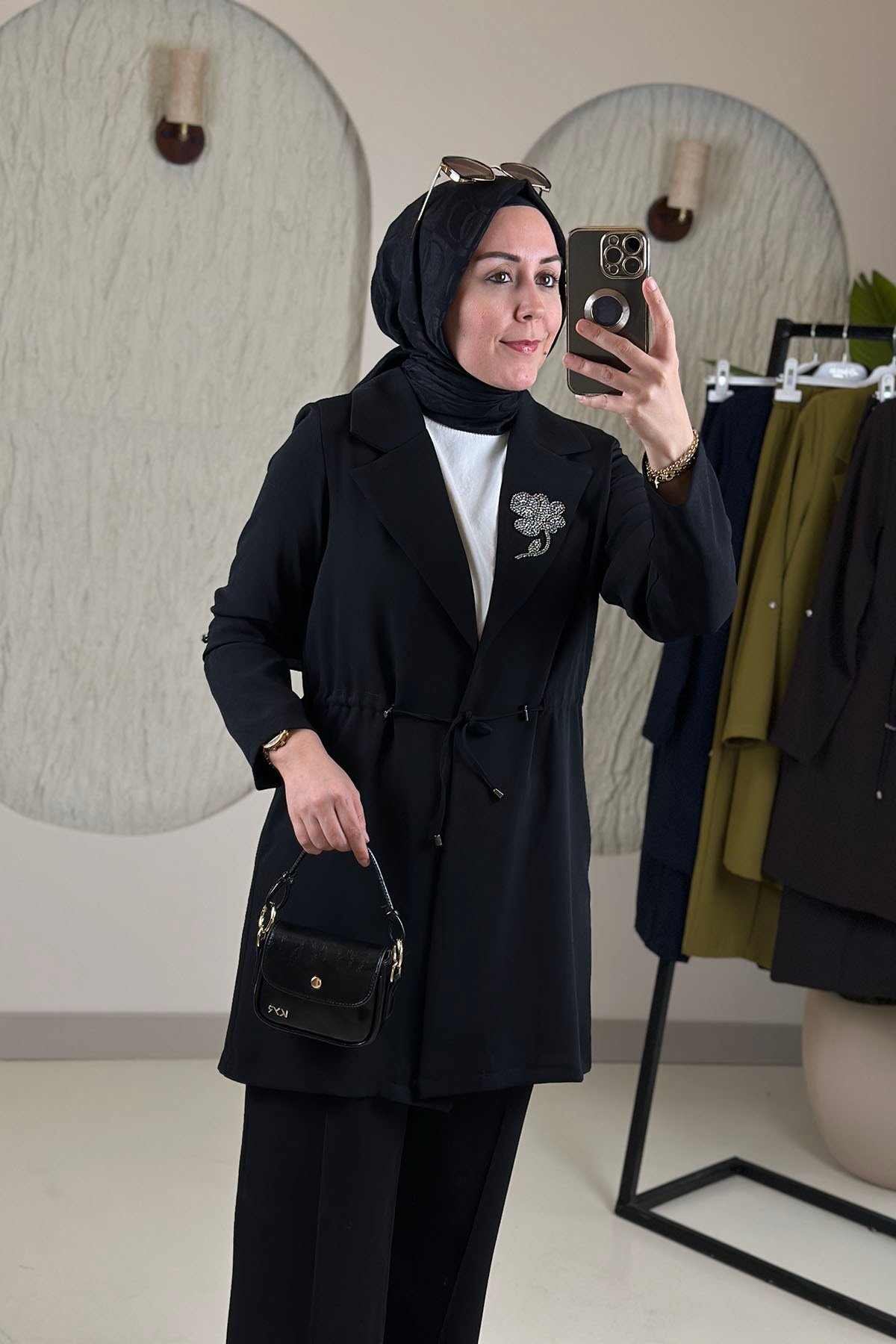 Tesettür Pantolonlu TakımKrep Kruvaze Yaka Aksesuarlı Ceket ve Pantolon Kadın İkili Takım Siyah MLH 2804