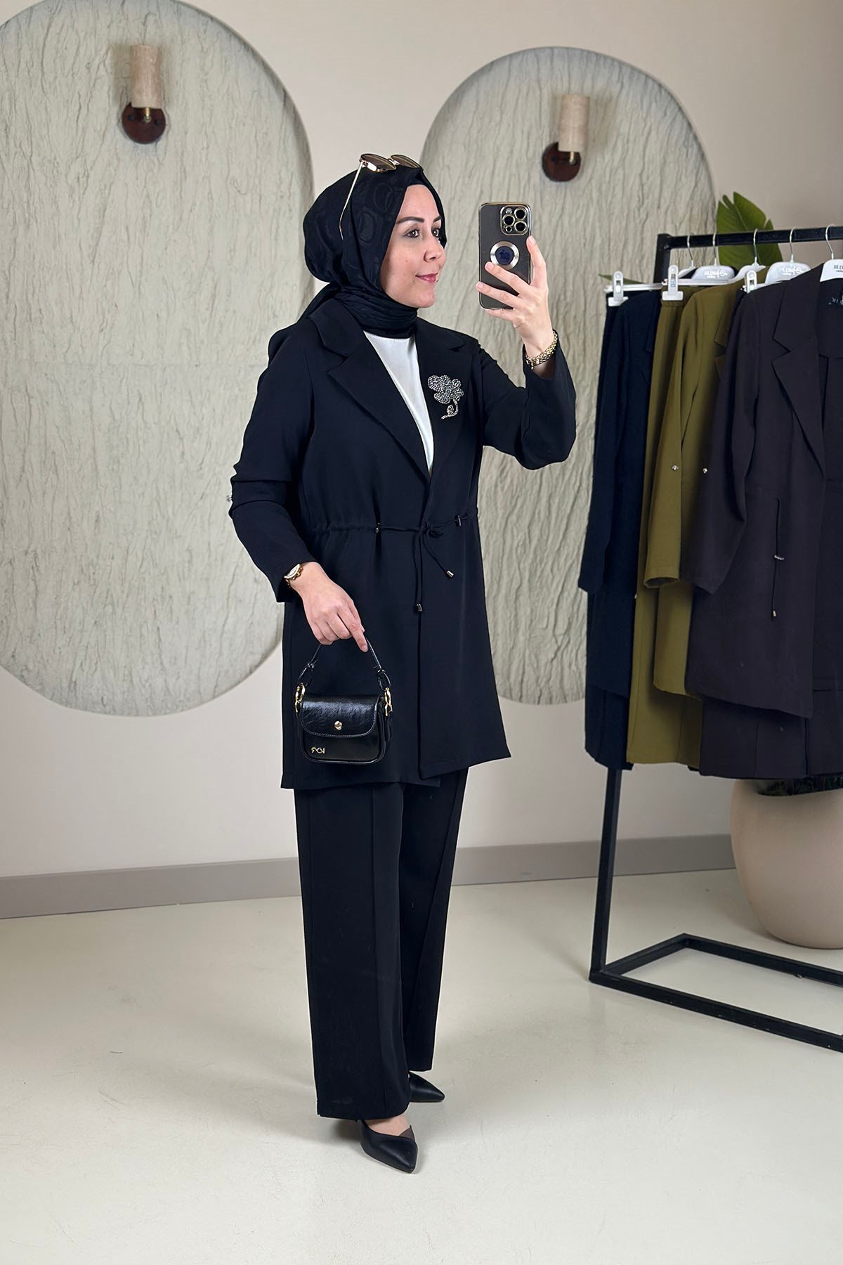 Tesettür Pantolonlu TakımKrep Kruvaze Yaka Aksesuarlı Ceket ve Pantolon Kadın İkili Takım Siyah MLH 2804