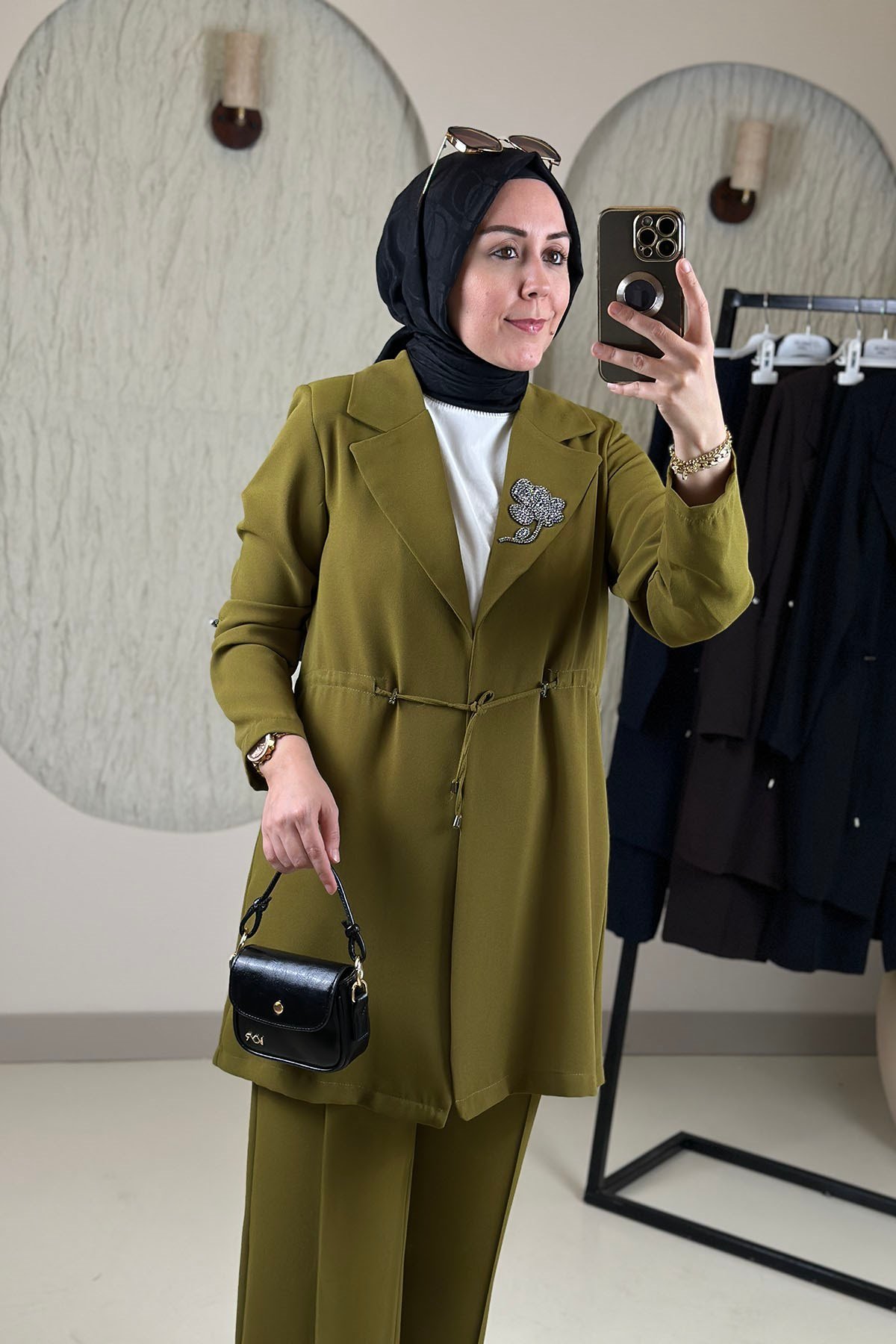 Tesettür Pantolonlu TakımKrep Kruvaze Yaka Aksesuarlı Ceket ve Pantolon Kadın İkili Takım Yağ Yeşili MLH 2804