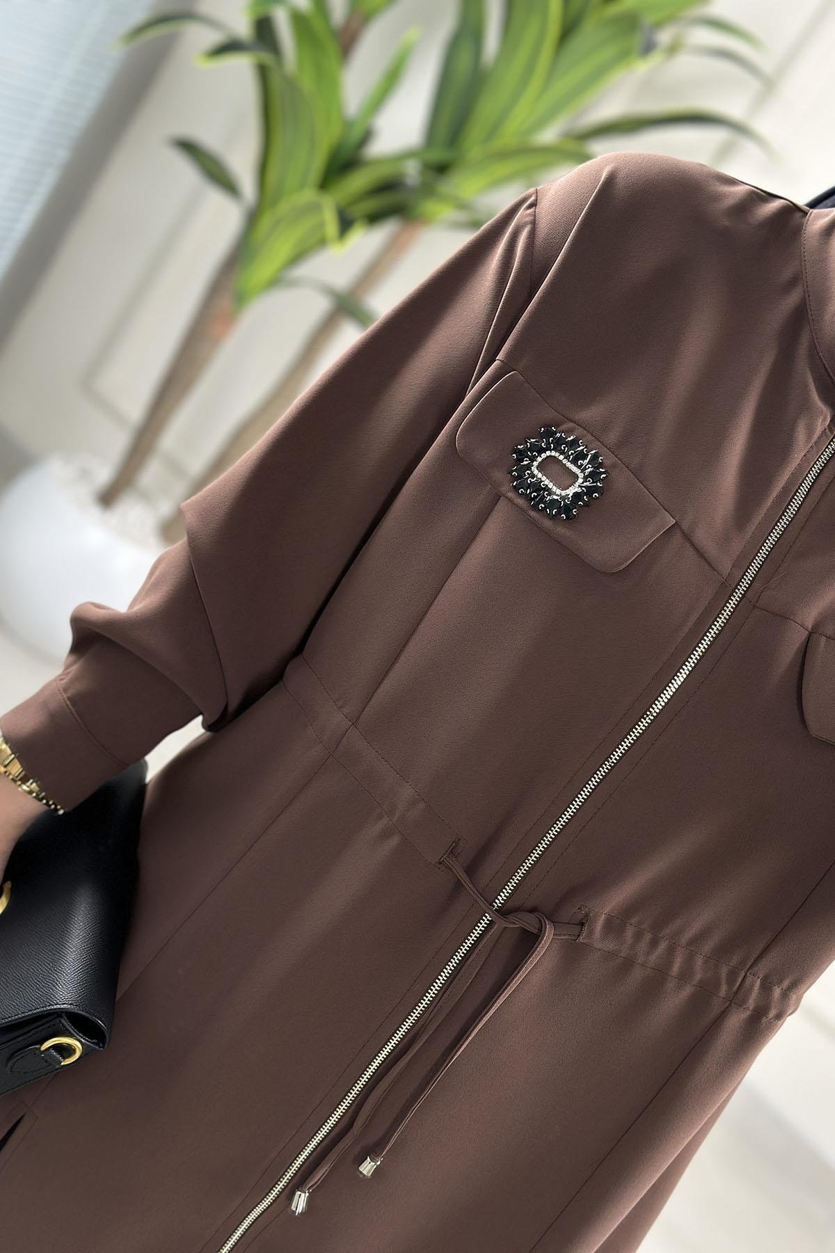 Tesettür Pantolonlu TakımKrep Önü Fermuarlı Aksesuar Detaylı Ceket ve Pantolon Kadın İkili Takım Kahverengi ALS 5234