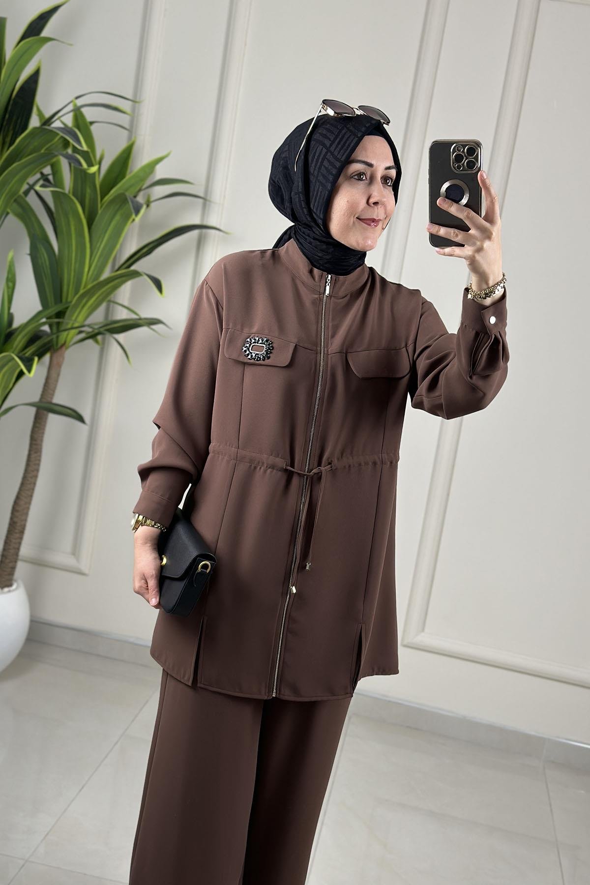 Tesettür Pantolonlu TakımKrep Önü Fermuarlı Aksesuar Detaylı Ceket ve Pantolon Kadın İkili Takım Kahverengi ALS 5234