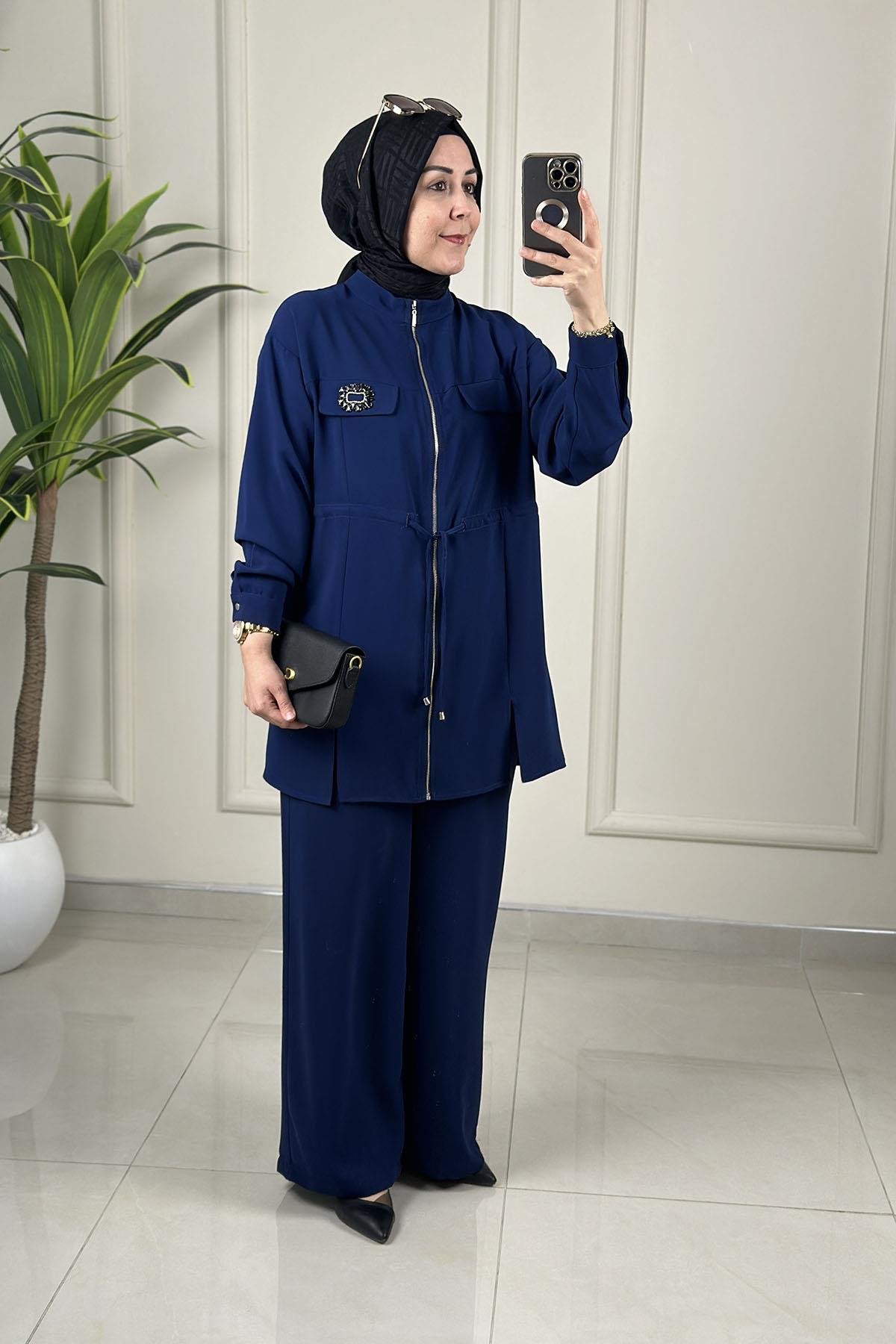 Tesettür Pantolonlu TakımKrep Önü Fermuarlı Aksesuar Detaylı Ceket ve Pantolon Kadın İkili Takım Lacivert ALS 5234