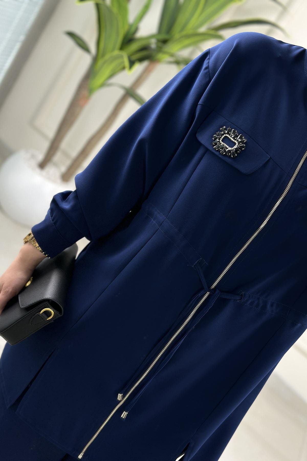 Tesettür Pantolonlu TakımKrep Önü Fermuarlı Aksesuar Detaylı Ceket ve Pantolon Kadın İkili Takım Lacivert ALS 5234