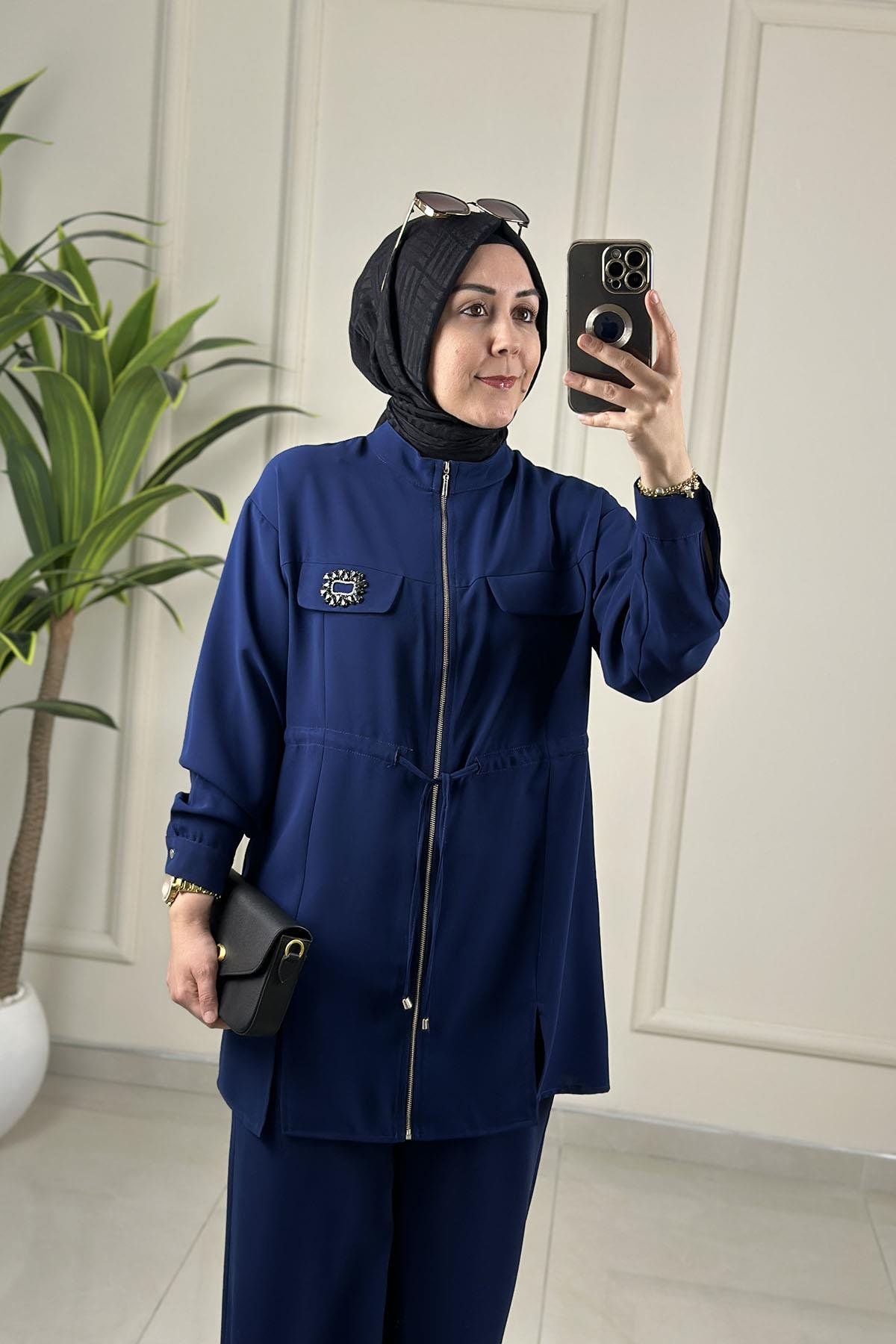 Tesettür Pantolonlu TakımKrep Önü Fermuarlı Aksesuar Detaylı Ceket ve Pantolon Kadın İkili Takım Lacivert ALS 5234