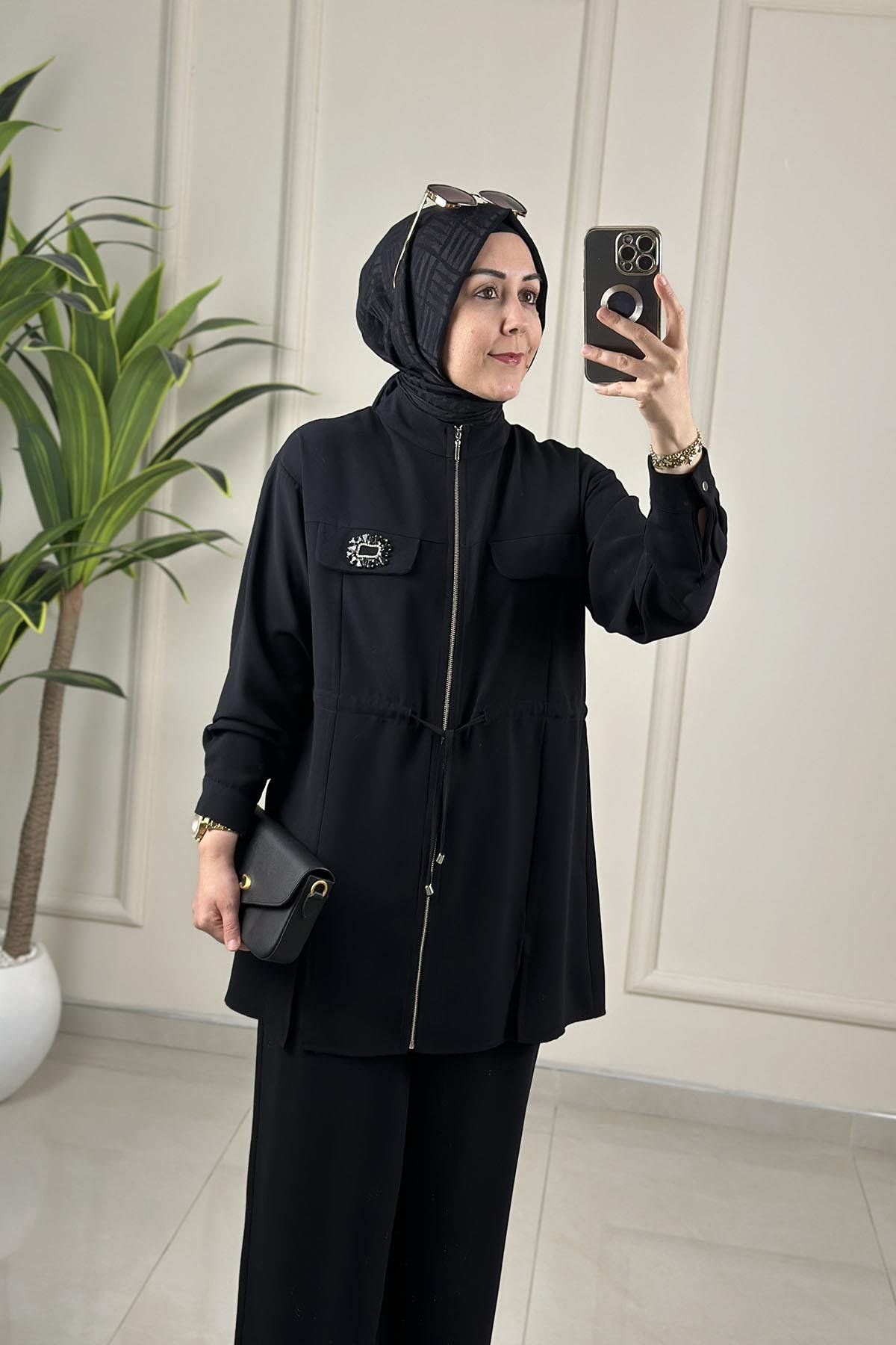 Tesettür Pantolonlu TakımKrep Önü Fermuarlı Aksesuar Detaylı Ceket ve Pantolon Kadın İkili Takım Siyah ALS 5234