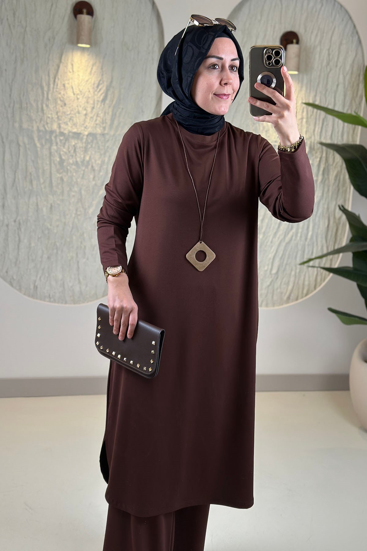 Tesettür Pantolonlu TakımModal Penye Kolyeli Tunik ve Pantolon Kadın İkili Takım Kahverengi KADO 268630