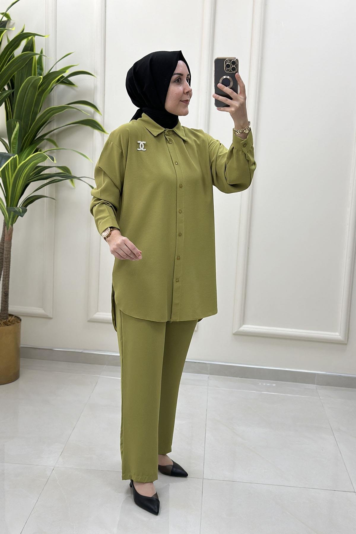 Tesettür Pantolonlu TakımÖnü Düğmeli Broş Detaylı Tunik ve Pantolon Kadın İkili Takım Yağ Yeşili GNR 209