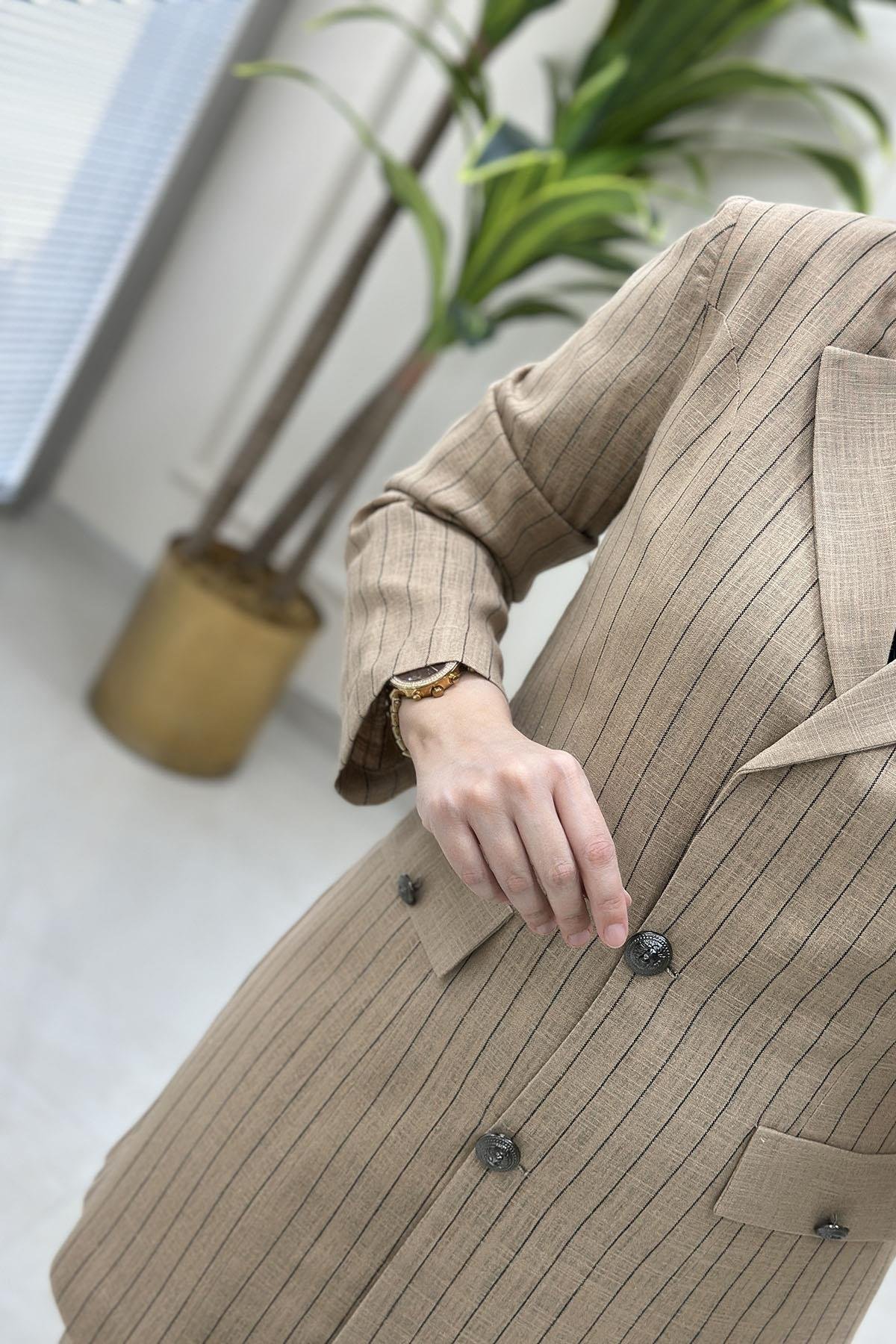 Tesettür Pantolonlu TakımÖnü Düğmeli Çizgi Desen Ceket ve Pantolon Kadın İkili Takım Vizon CNR 2068