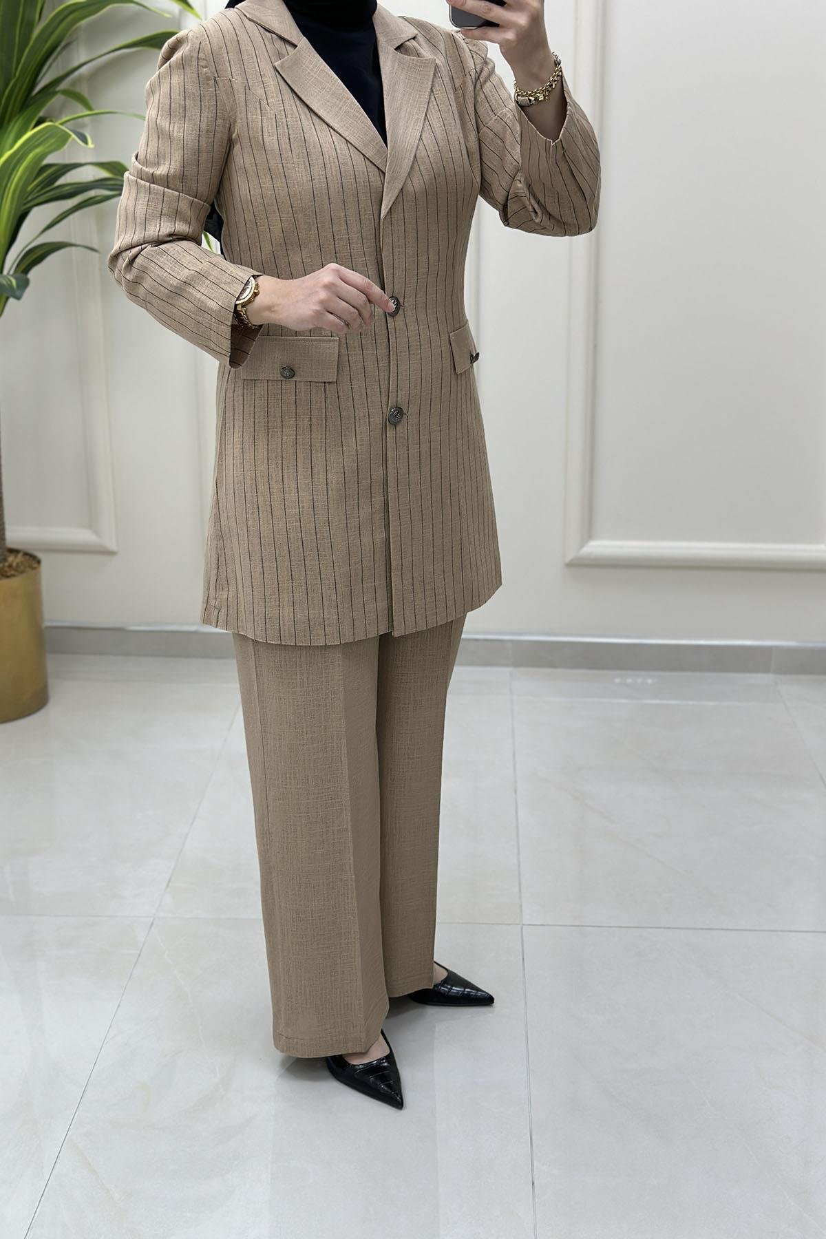 Tesettür Pantolonlu TakımÖnü Düğmeli Çizgi Desen Ceket ve Pantolon Kadın İkili Takım Vizon CNR 2068