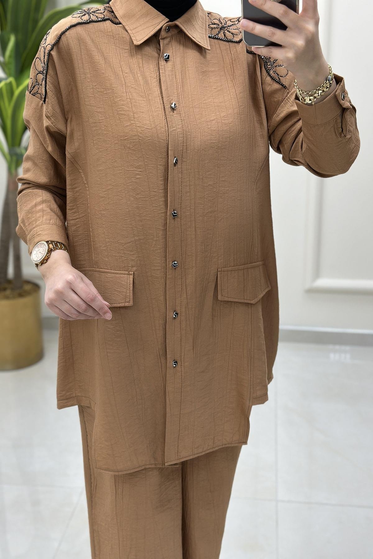 Tesettür Pantolonlu TakımÖnü Düğmeli Omuz Nakış Detaylı Tunik ve Pantolon Kadın İkili Takım Camel KADO 251362