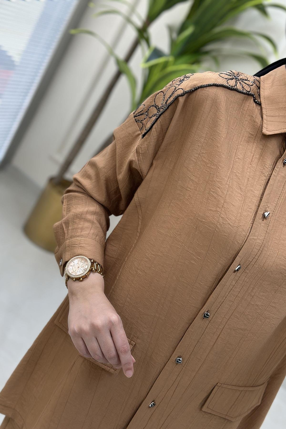 Tesettür Pantolonlu TakımÖnü Düğmeli Omuz Nakış Detaylı Tunik ve Pantolon Kadın İkili Takım Camel KADO 251362