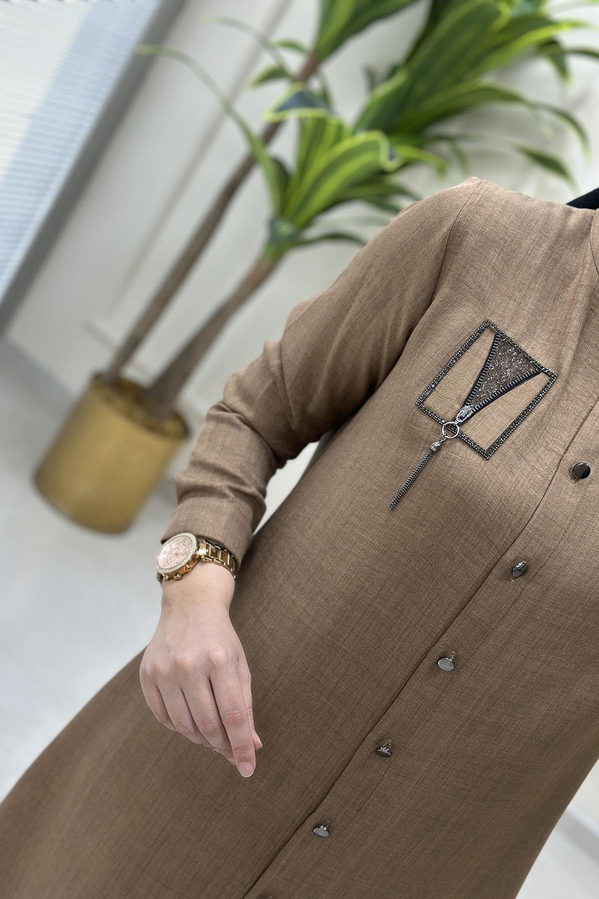 Tesettür Pantolonlu TakımÖnü Düğmeli Yaka Aksesuar Detaylı Tunik ve Pantolon Kadın İkili Takım Taba SFF 4152