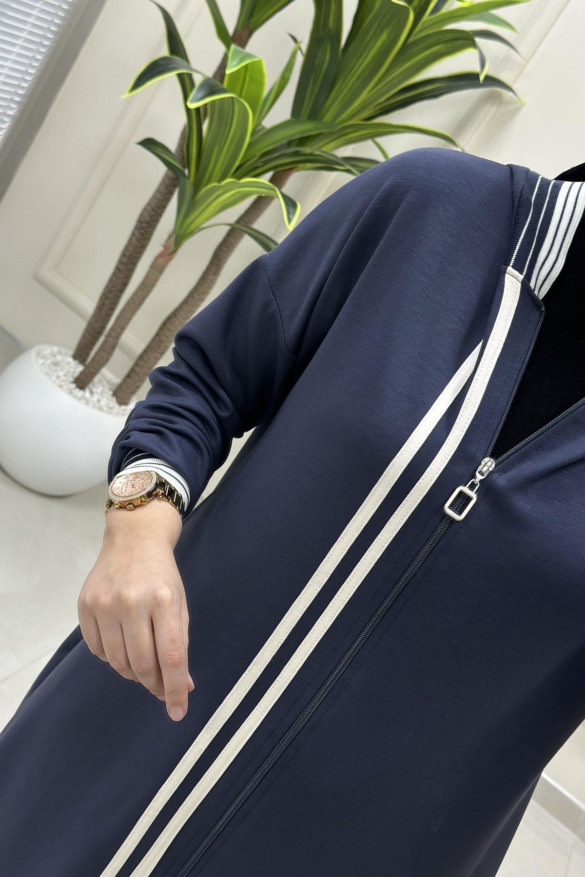 Tesettür Pantolonlu TakımÖnü Fermuarlı Kapüşonlu Şerit Garnili Giyçık ve Pantolon Kadın İkili Takım Antrasit KADO 257402