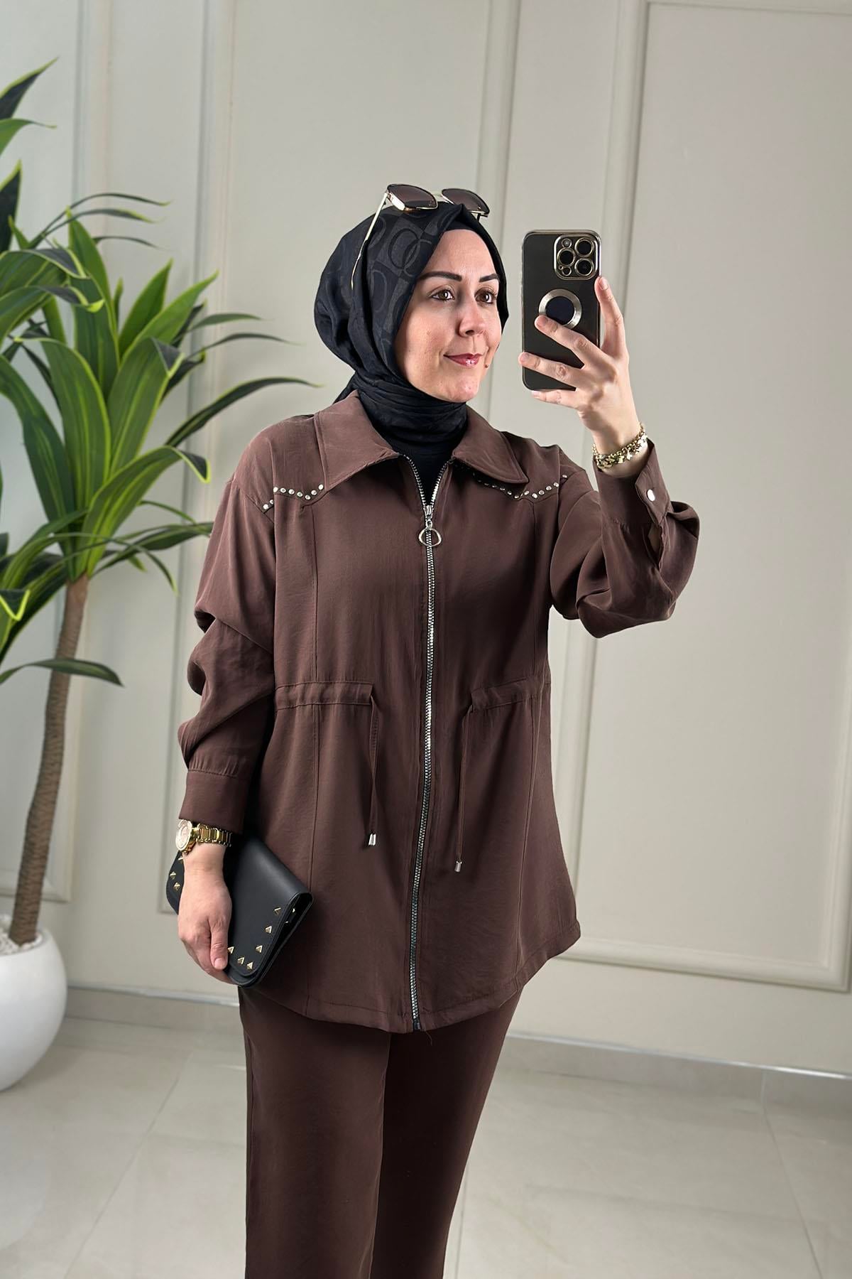 Tesettür Pantolonlu TakımÖnü Fermuarlı Beli Büzgülü Ceket ve Pantolon Kadın İkili Takım Kahverengi NDD 74