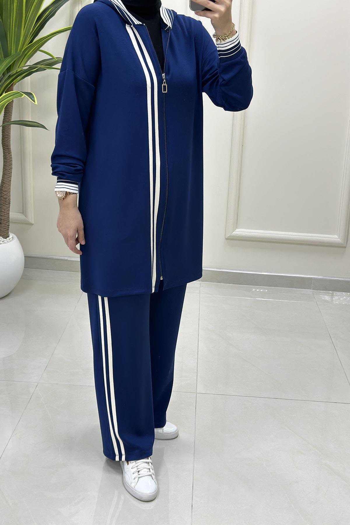 Tesettür Pantolonlu TakımÖnü Fermuarlı Kapüşonlu Şerit Garnili Giyçık ve Pantolon Kadın İkili Takım Koyu İndigo KADO 257402