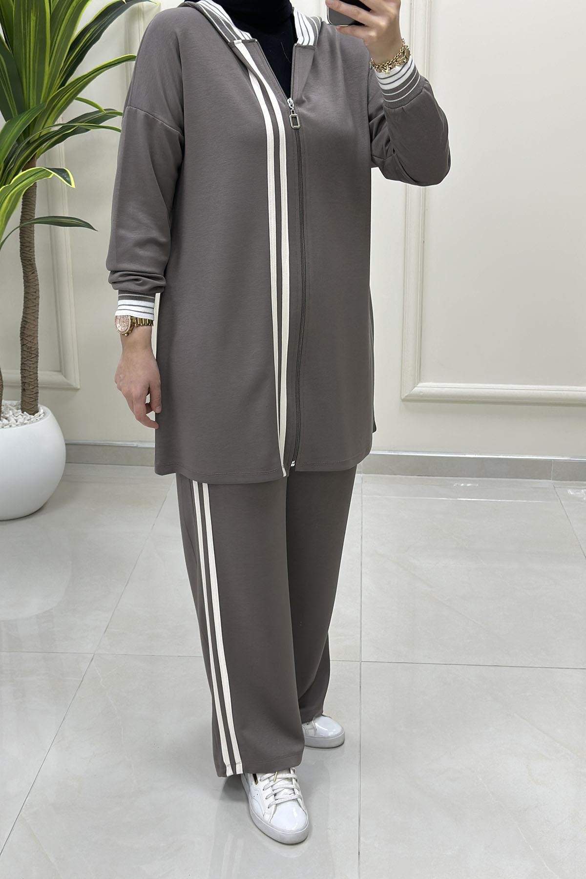 Tesettür Pantolonlu TakımÖnü Fermuarlı Kapüşonlu Şerit Garnili Giyçık ve Pantolon Kadın İkili Takım Vizon KADO 257402