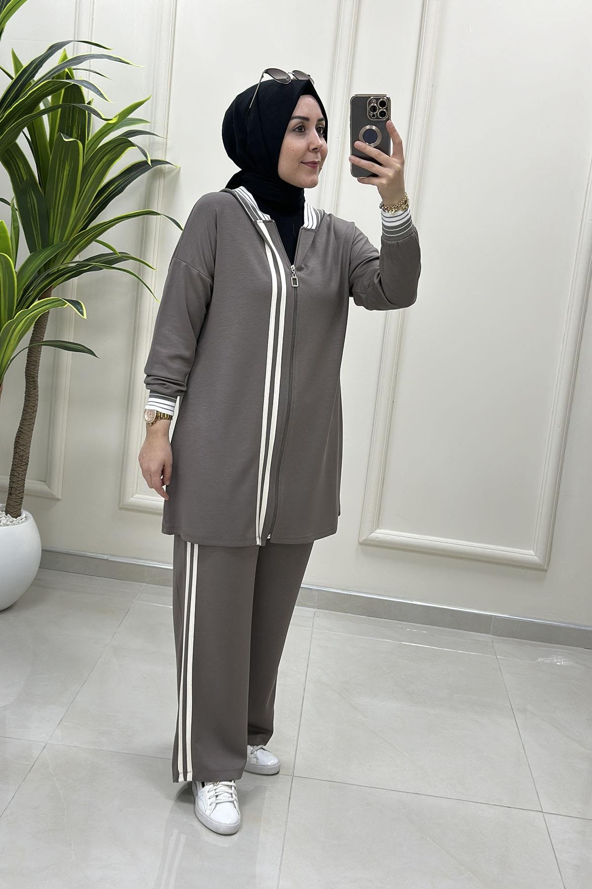 Tesettür Pantolonlu TakımÖnü Fermuarlı Kapüşonlu Şerit Garnili Giyçık ve Pantolon Kadın İkili Takım Vizon KADO 257402