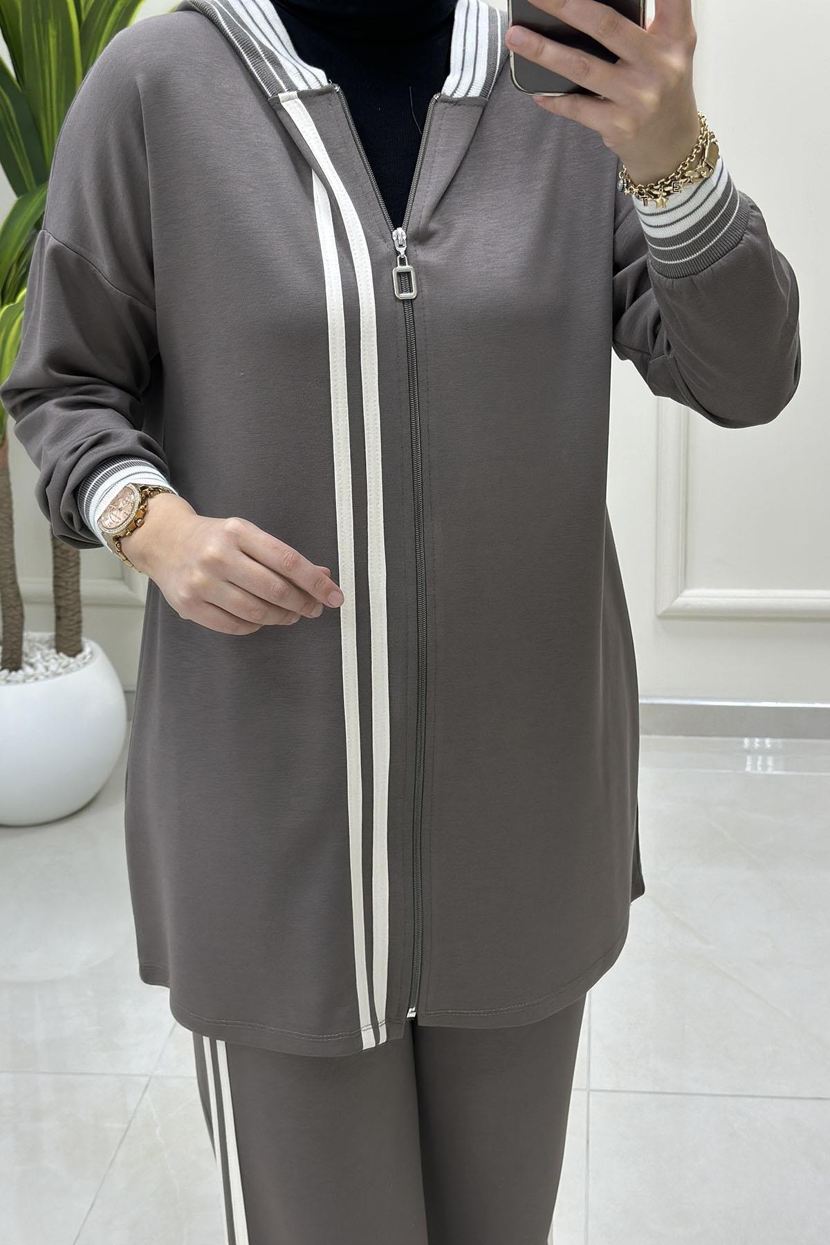 Tesettür Pantolonlu TakımÖnü Fermuarlı Kapüşonlu Şerit Garnili Giyçık ve Pantolon Kadın İkili Takım Vizon KADO 257402