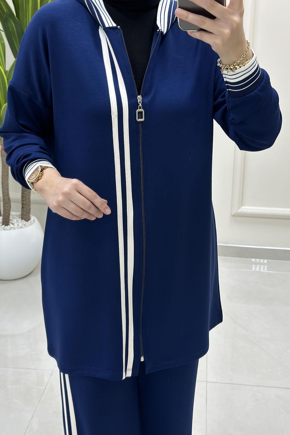 Tesettür Pantolonlu TakımÖnü Fermuarlı Kapüşonlu Şerit Garnili Giyçık ve Pantolon Kadın İkili Takım Koyu İndigo KADO 257402
