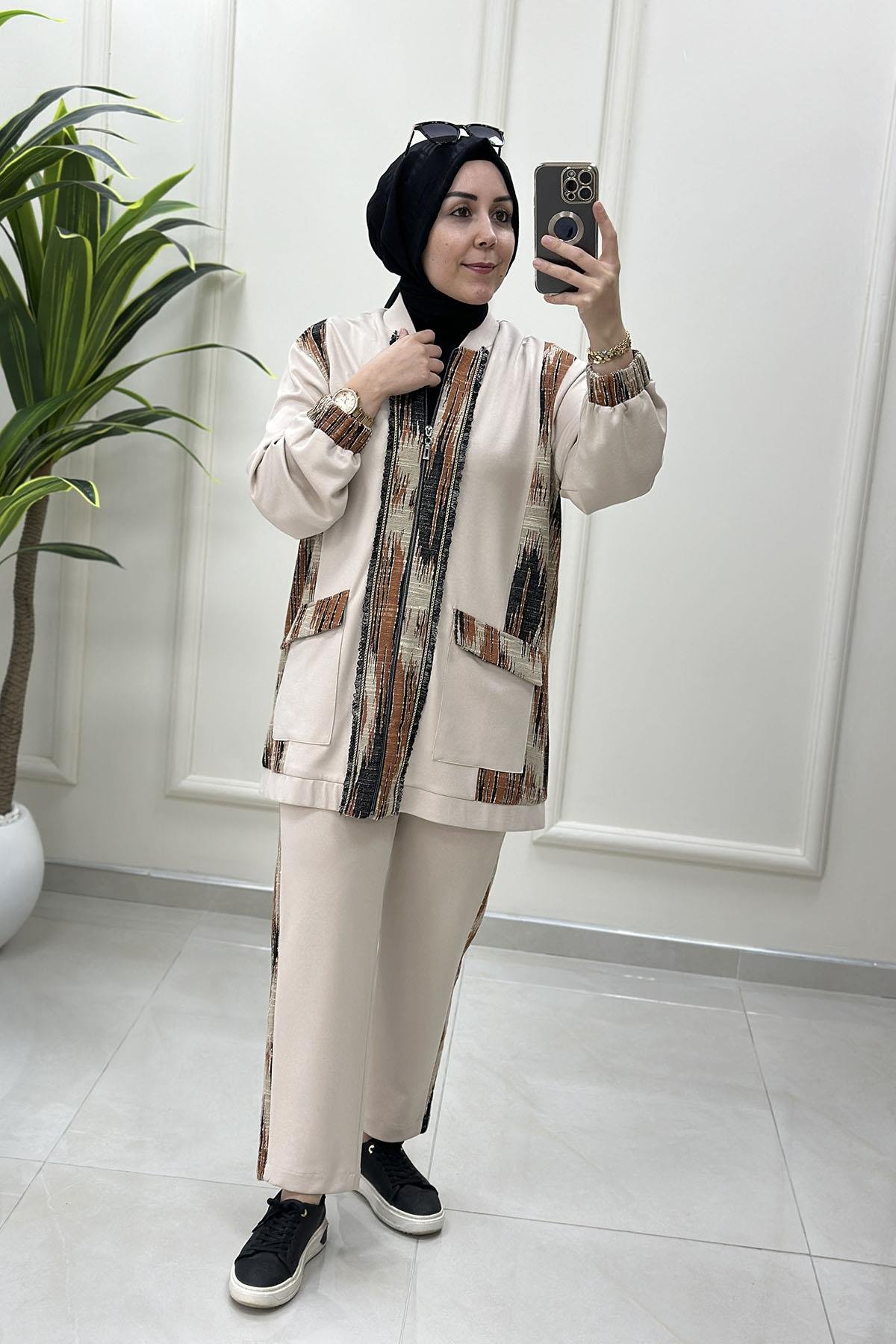 Tesettür Pantolonlu TakımÖnü Fermuarlı Örme Garnili Giyçık ve Pantolon Kadın İkili Takım Bej ELR 102