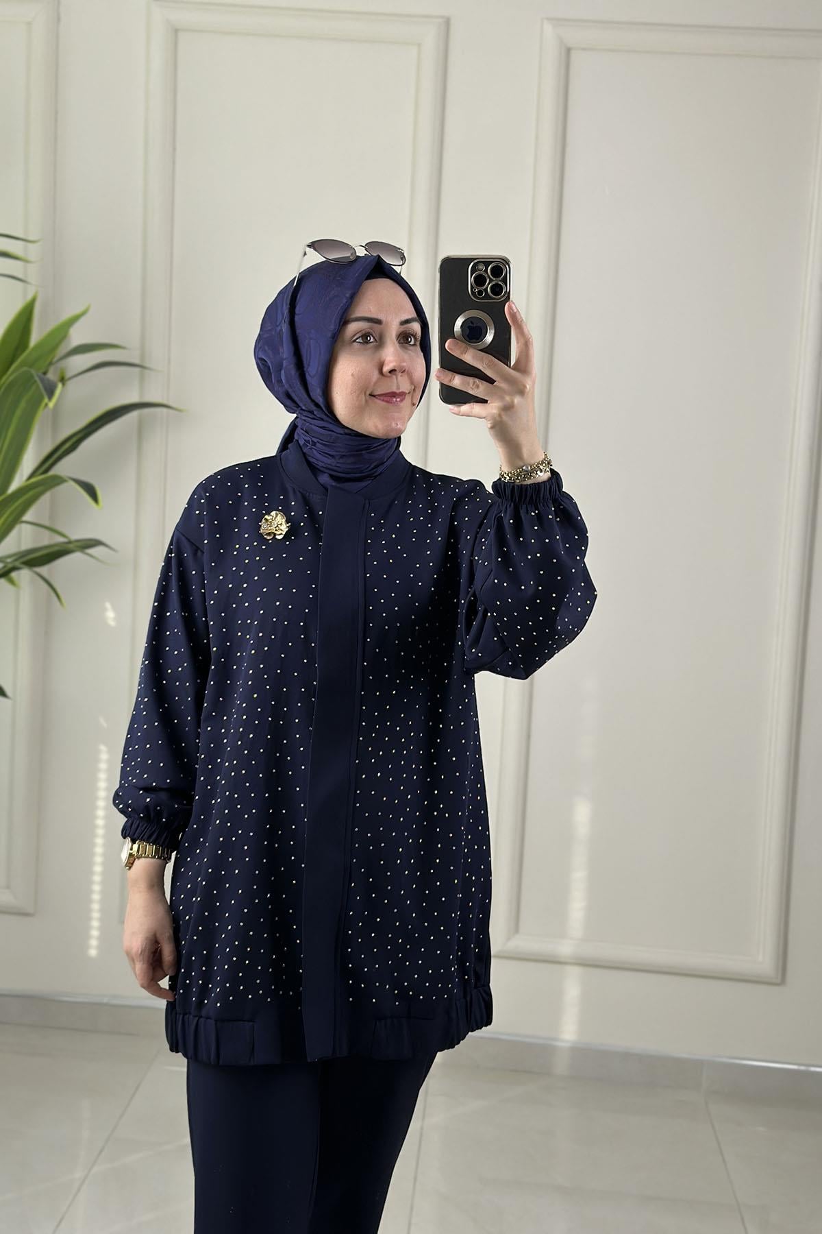 Tesettür Pantolonlu TakımÖnü Serpme Taş Detaylı Broşlu Ceket ve Pantolon Kadın İkili Takım Lacivert MSE 8183