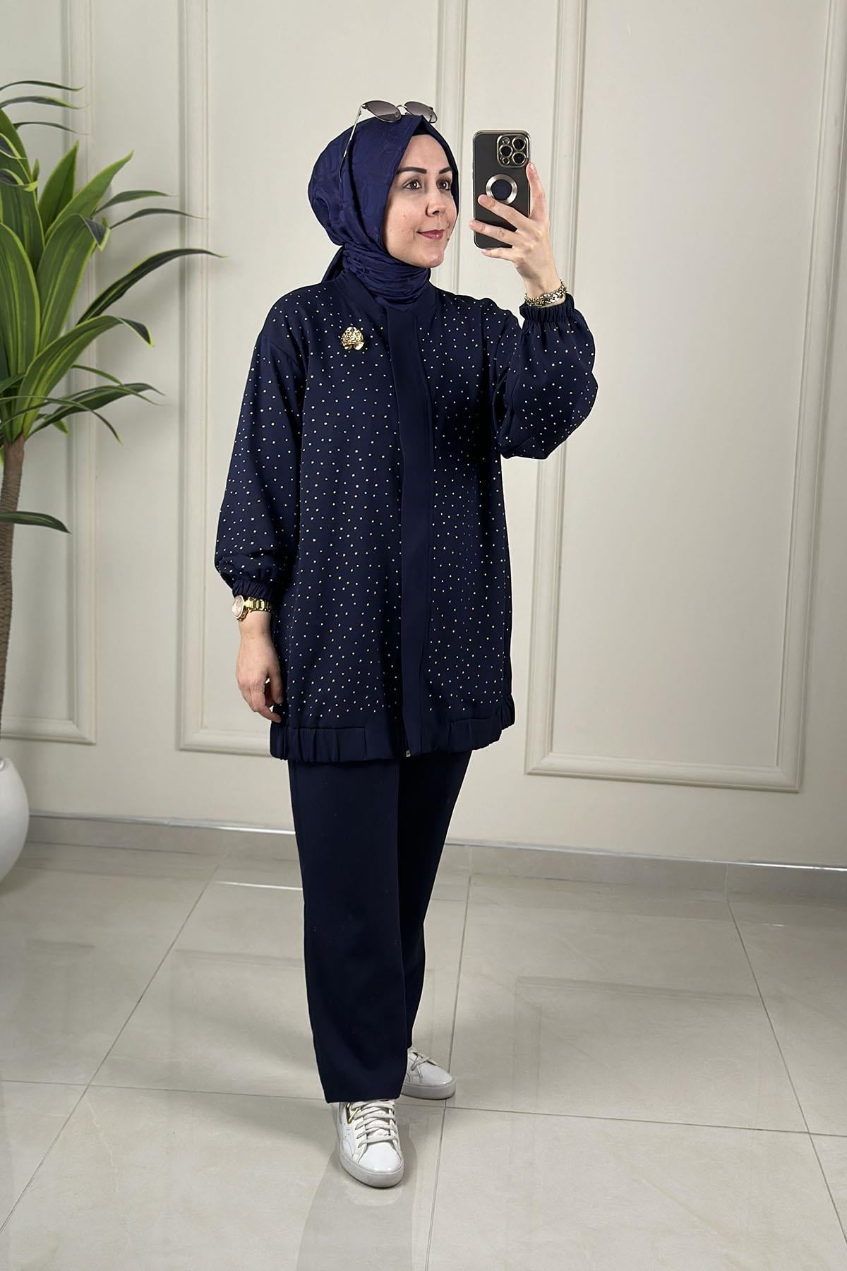 Tesettür Pantolonlu TakımÖnü Serpme Taş Detaylı Broşlu Ceket ve Pantolon Kadın İkili Takım Lacivert MSE 8183